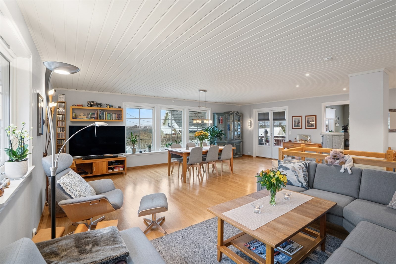 Stuen er lys og trivelig med plass til flere møbleringsmuligheter for å skape den stuen du selv ønsker. Galleribilde