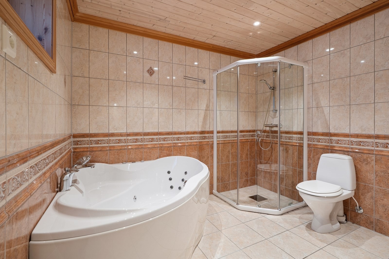 Rommet er utstyrt med toalett, dusjhjørne med dusjvegger, badekar, samt baderomsinnredning med servant og speil. Galleribilde