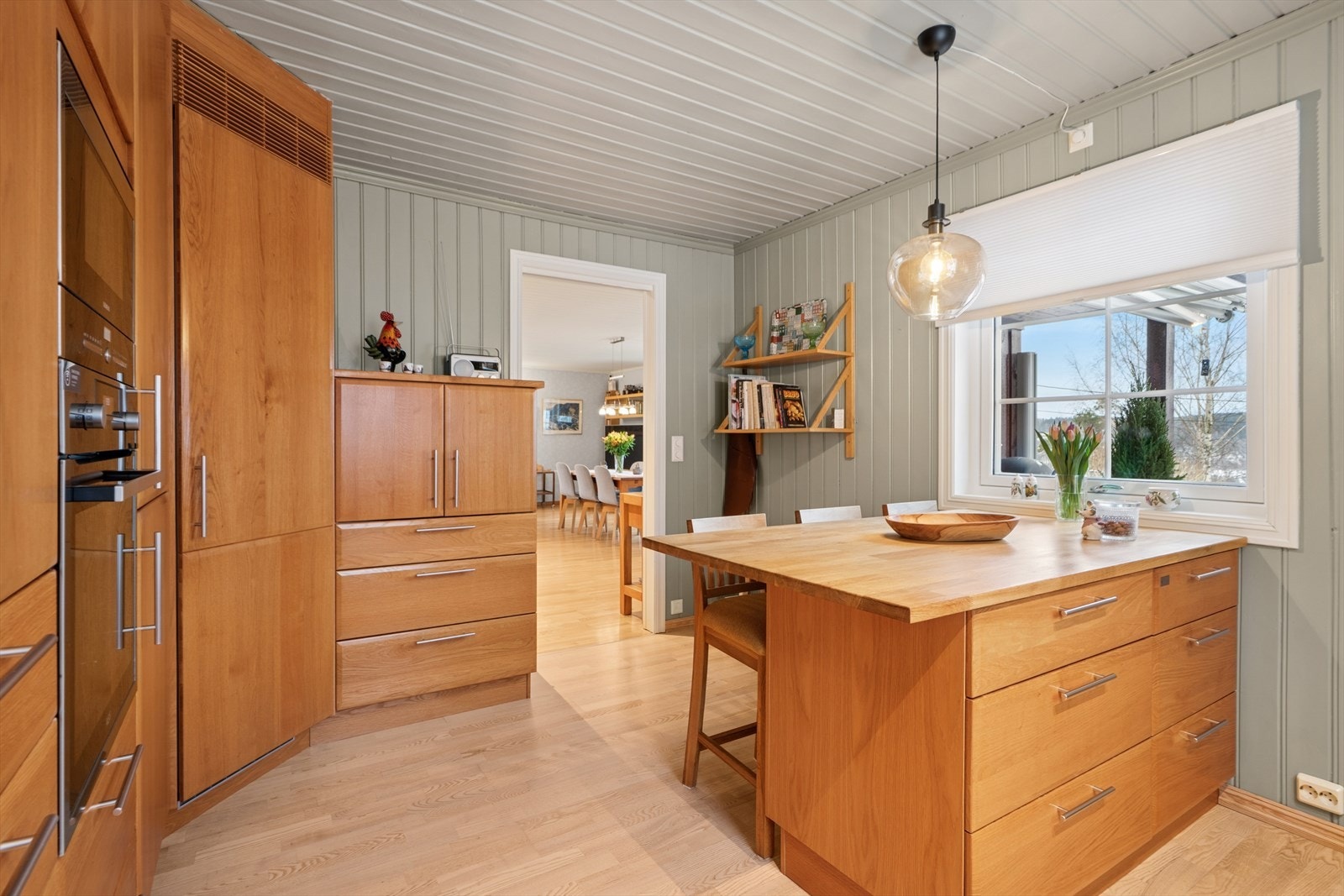 Kjøkkenet er innredet i en praktisk form, og har godt med både skap- og benkeplass, samt er kjølehjørne. Galleribilde