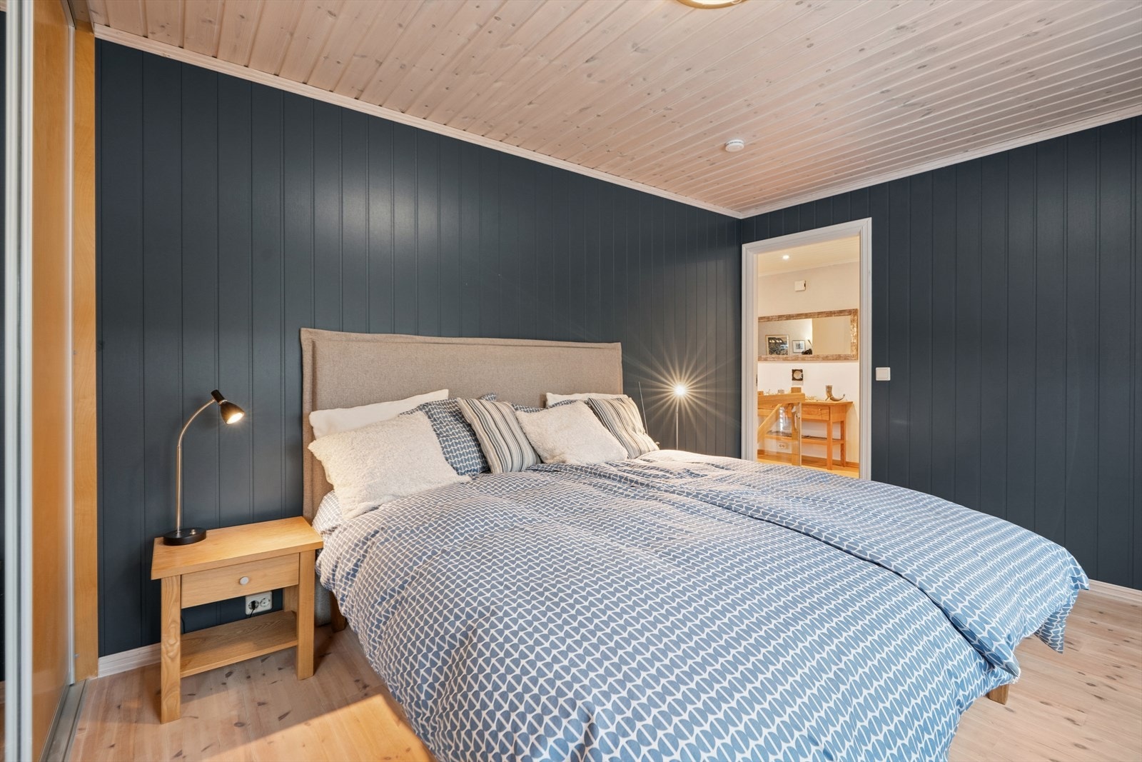 Videre byr boligen på tre romslige soverom. Galleribilde