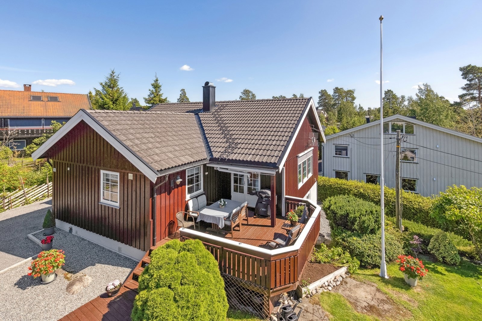 Boligen ligger tilbaketrukket til i en rolig gate uten gjennomgangstrafikk med nærhet til skog og mark, samtidig som det er umiddelbar nærhet til det man måtte trenge i hverdagen. Galleribilde