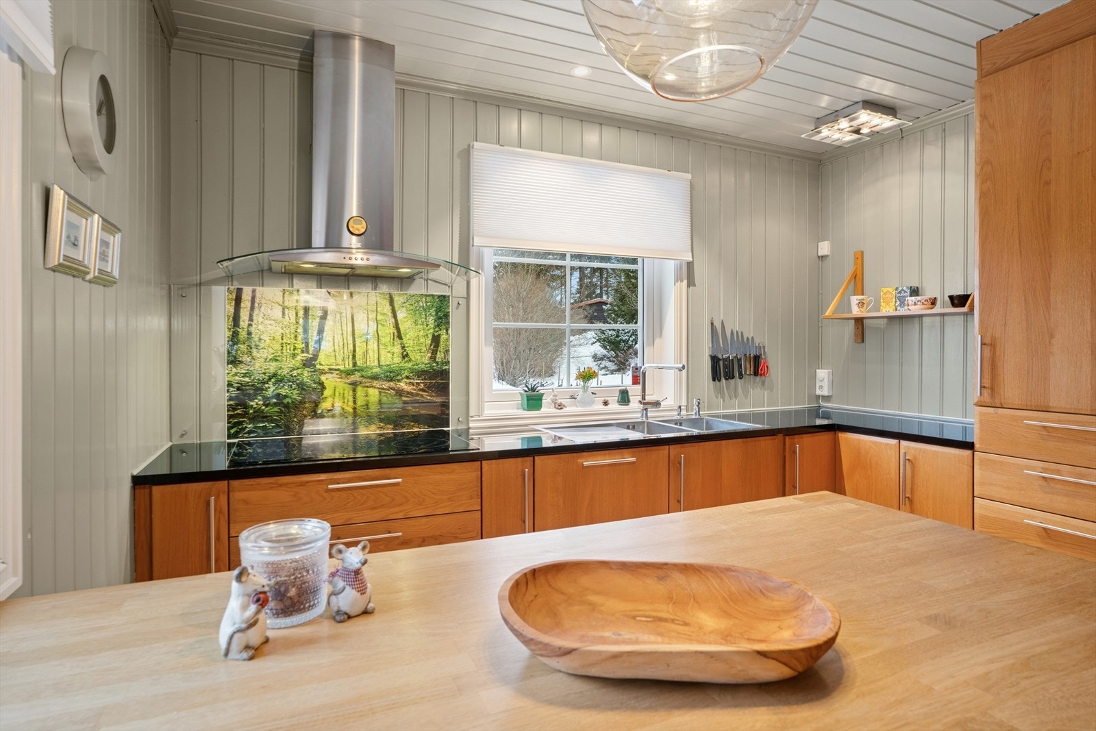 Innredningen er fra 2010 med glatte eikefronter og benkeplate av granitt med oppvaskkum. Galleribilde