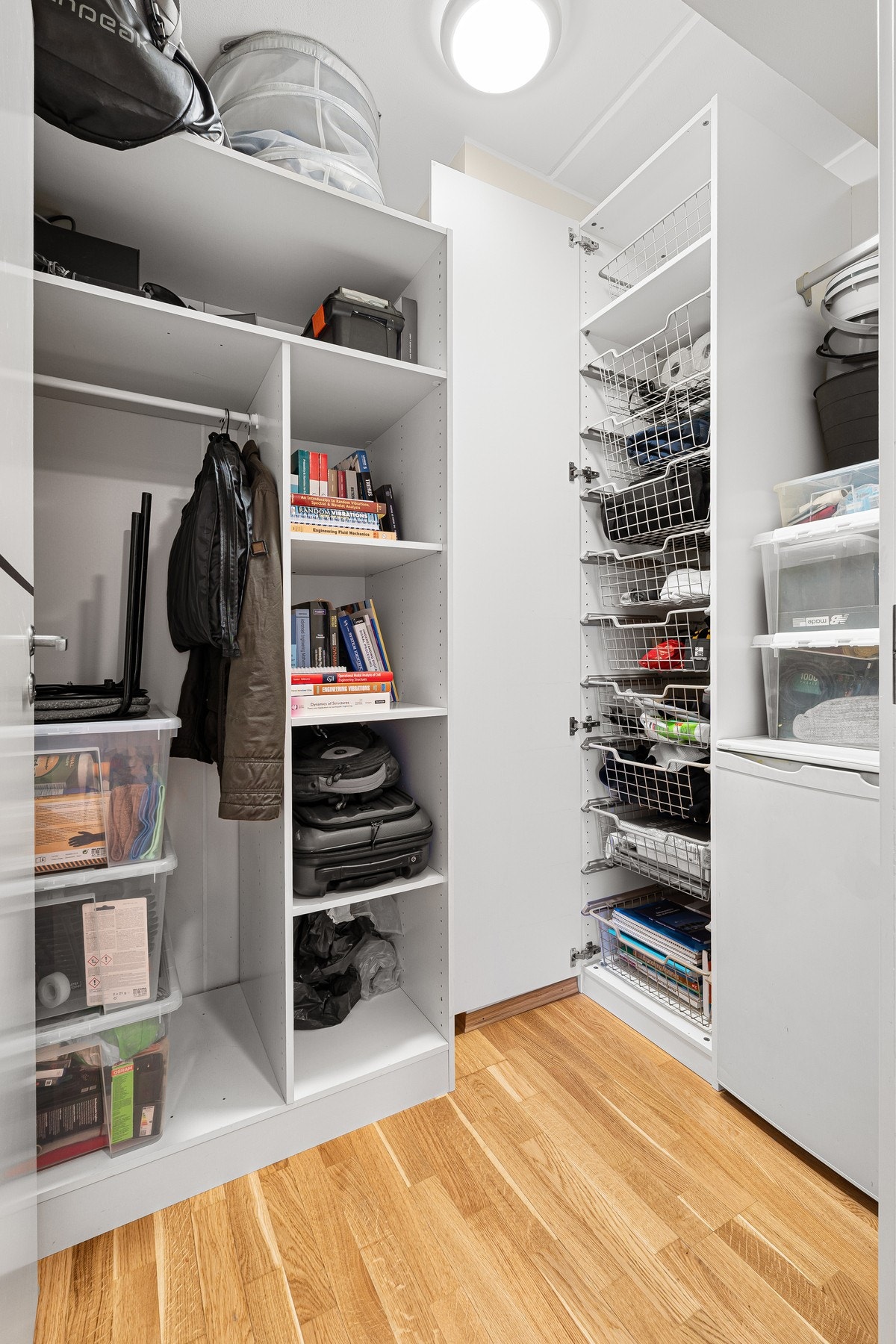 Tilhørende bod som kan benyttes som walk-in closet. Dette rommet kan enkelt brukes som kontor. Galleribilde