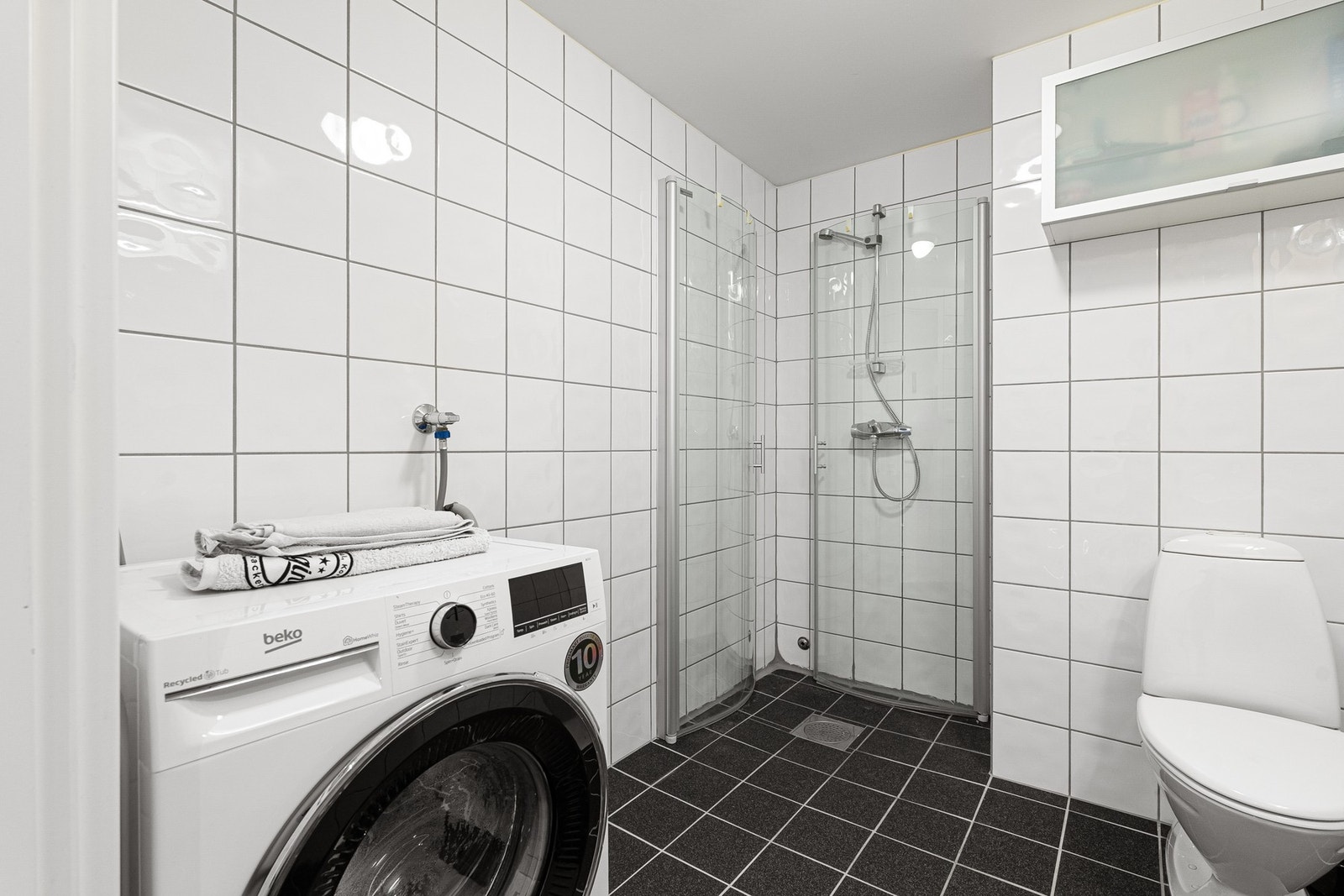 Badet er på 5 kvadratmeter og her har man god plass til "alt" man trenger i det hverdagslige. Galleribilde