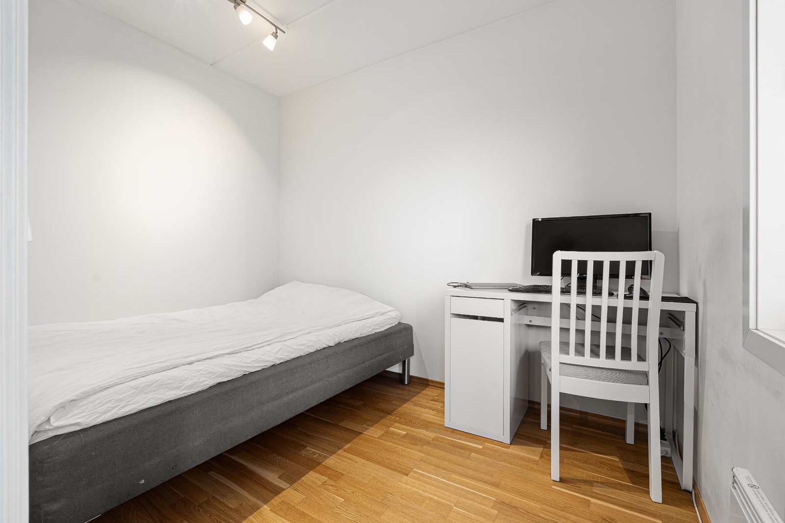 Soverommet i leiligheten er også av god størrelse og med god plass til ønsket møblering. Galleribilde