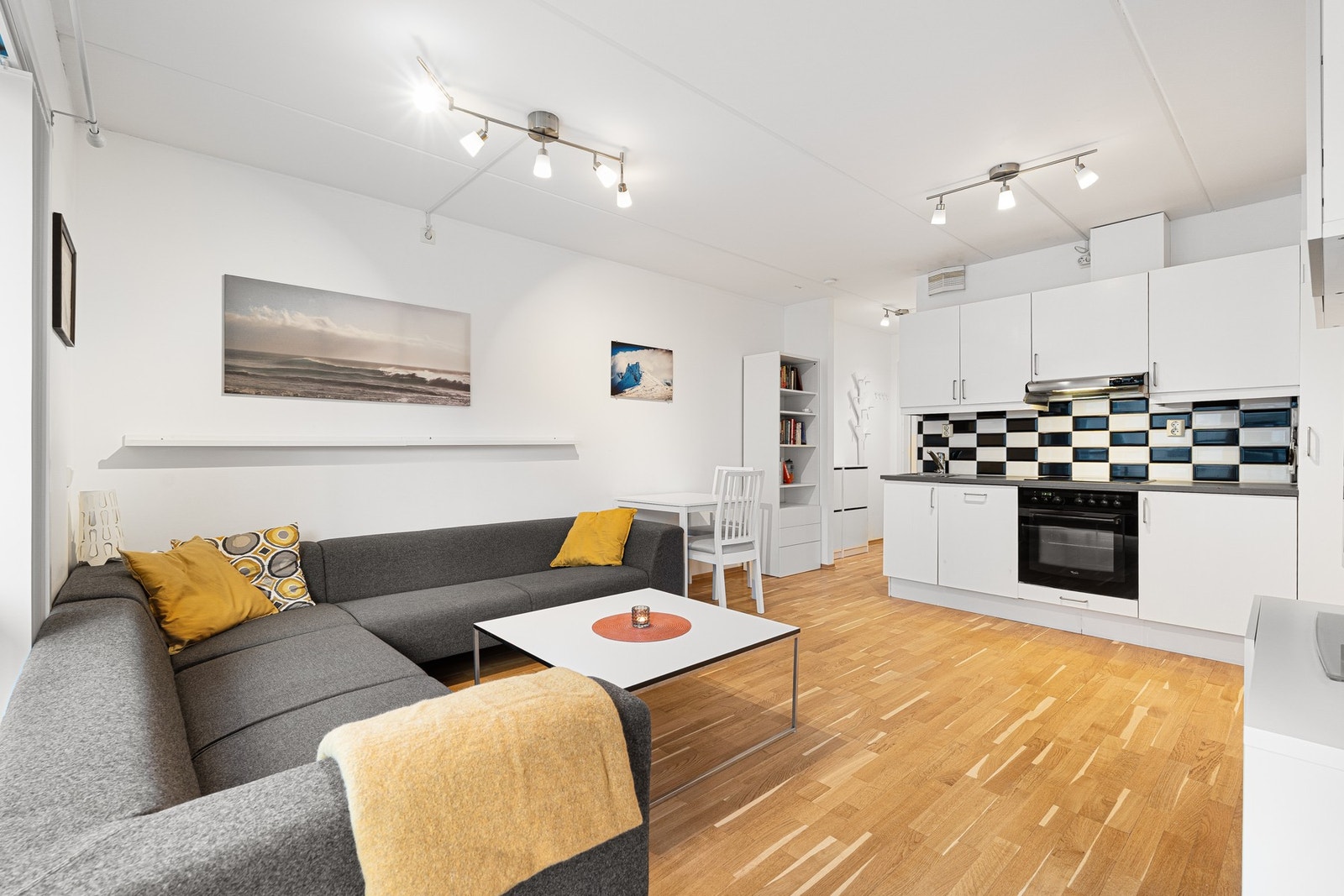 Luftig åpen stue/kjøkkenløsning på 20 kvadratmeter. Galleribilde