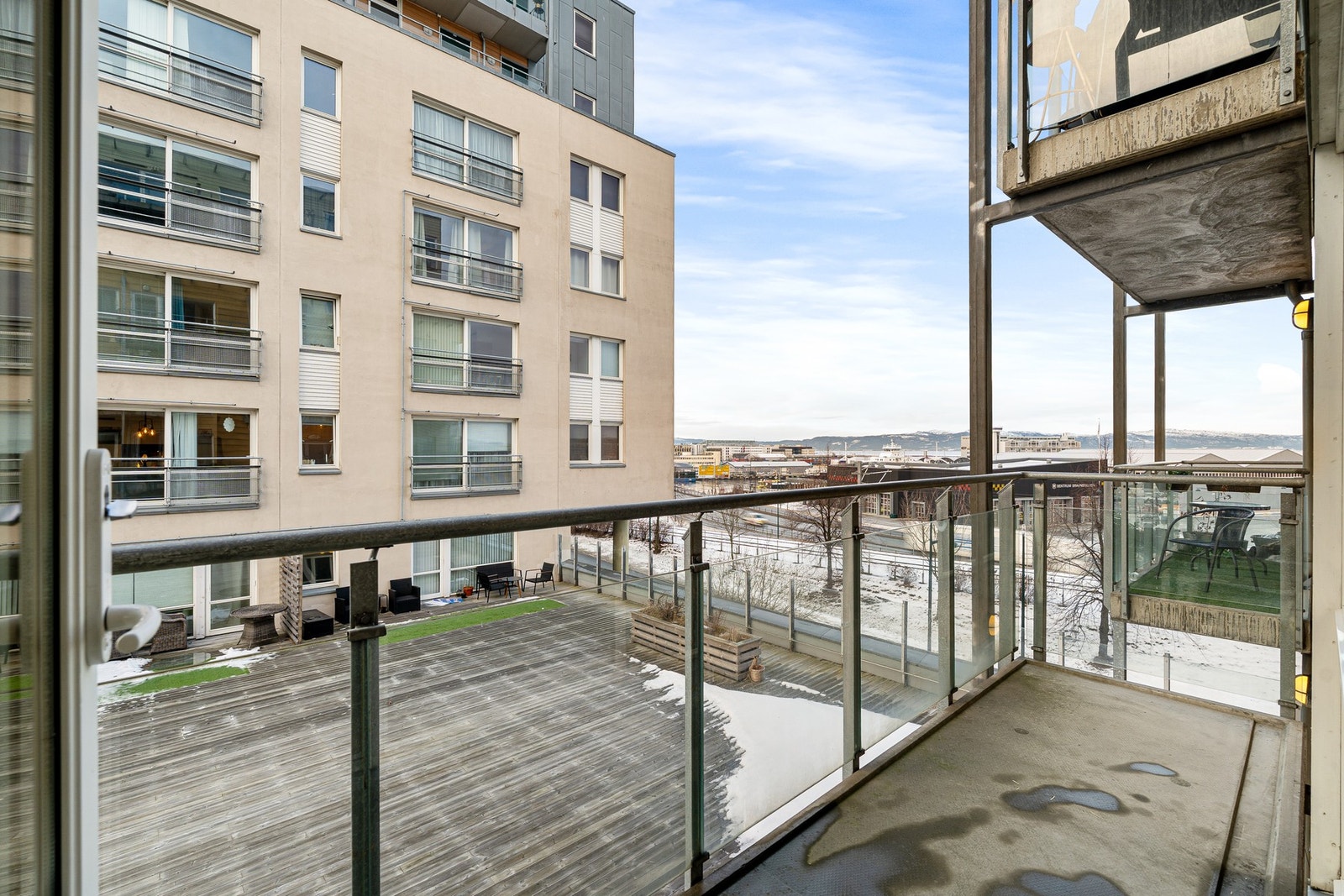 Balkongen vender mot vest og er av god størrelse (6kvm). Galleribilde