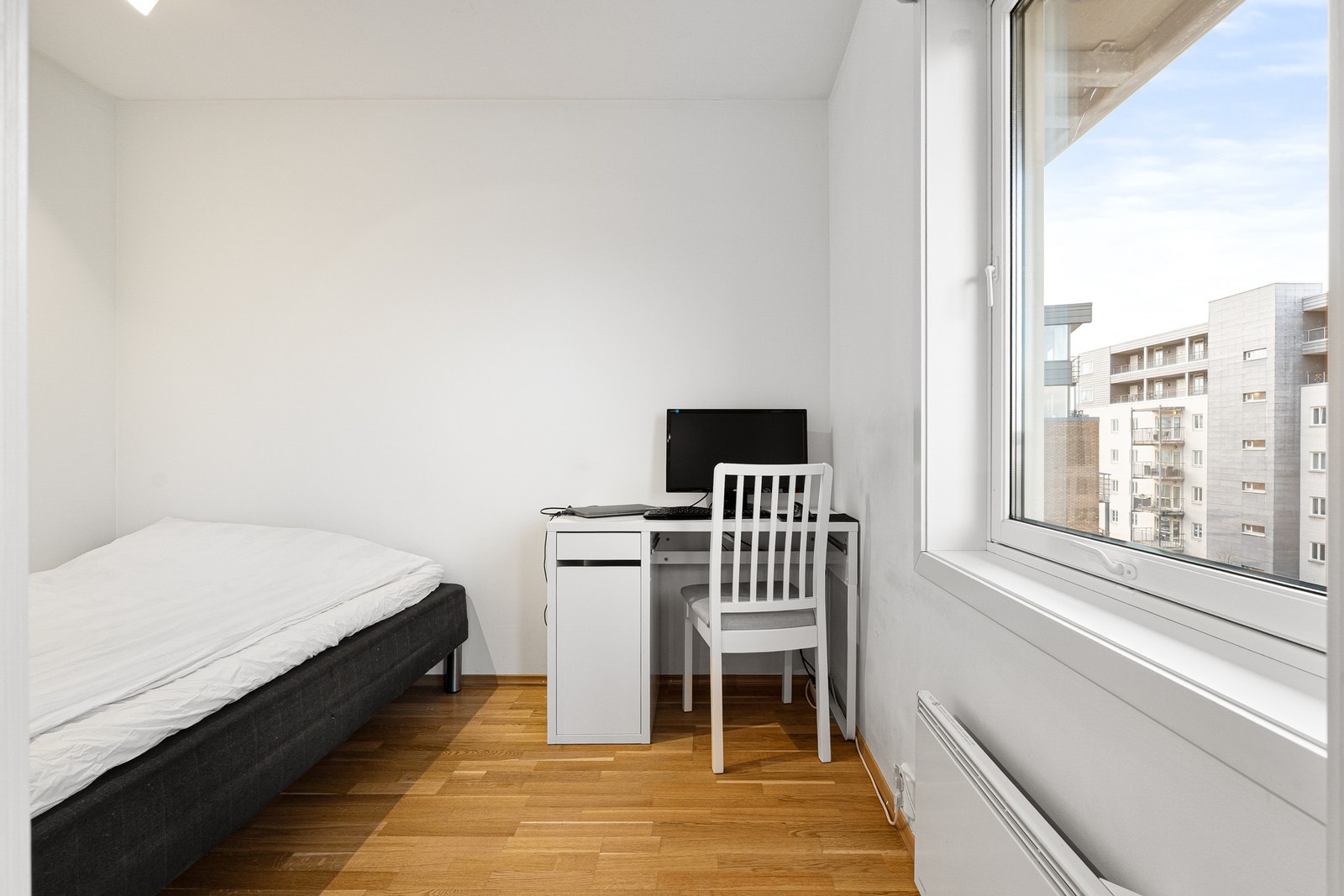 Soverommet i likens med stuen oppleves som romslig grunnet mye lysinnslipp og den gode takhøyden. Galleribilde