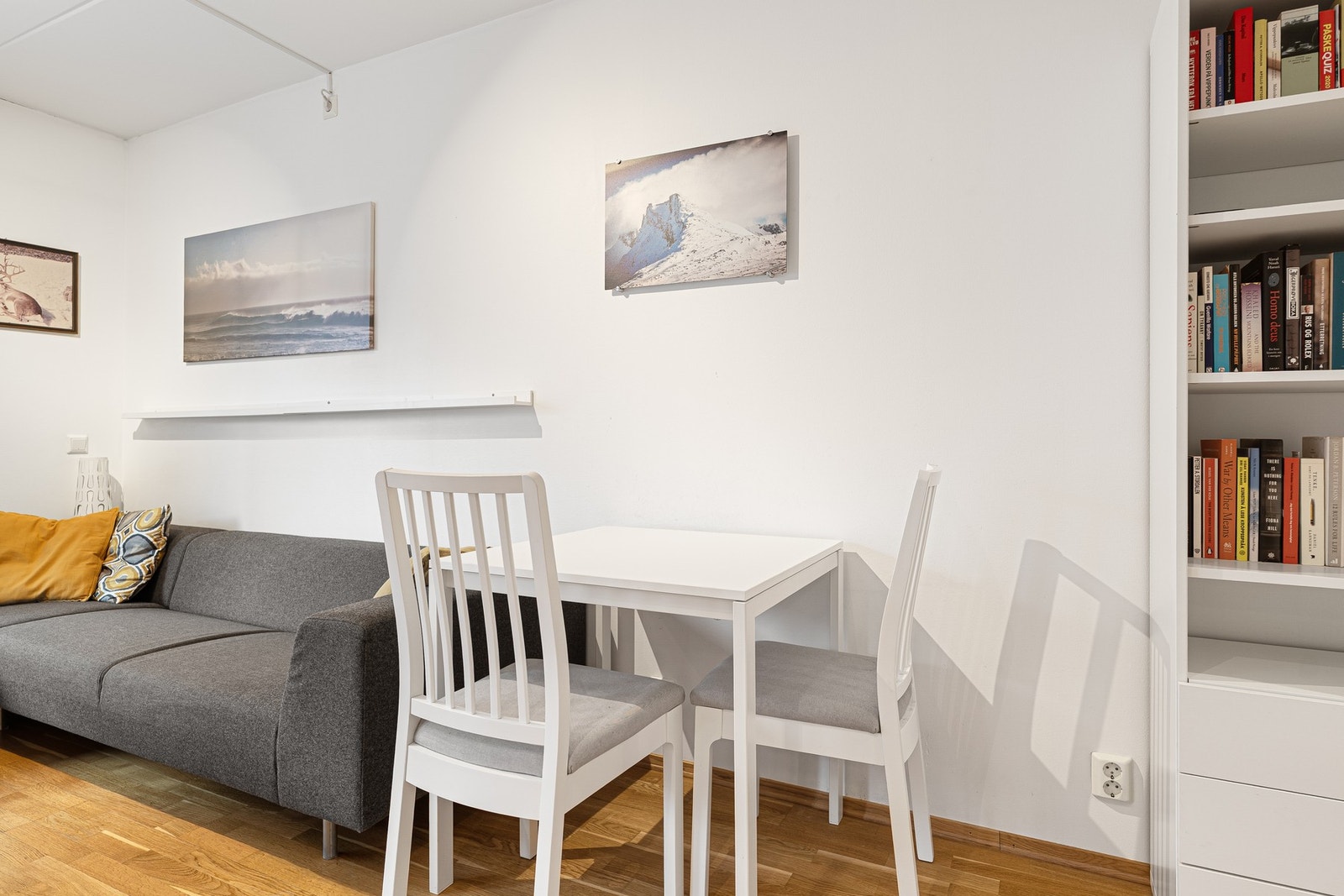 Rommets gode planløsning byr på rom for egen spiseseksjon. Galleribilde