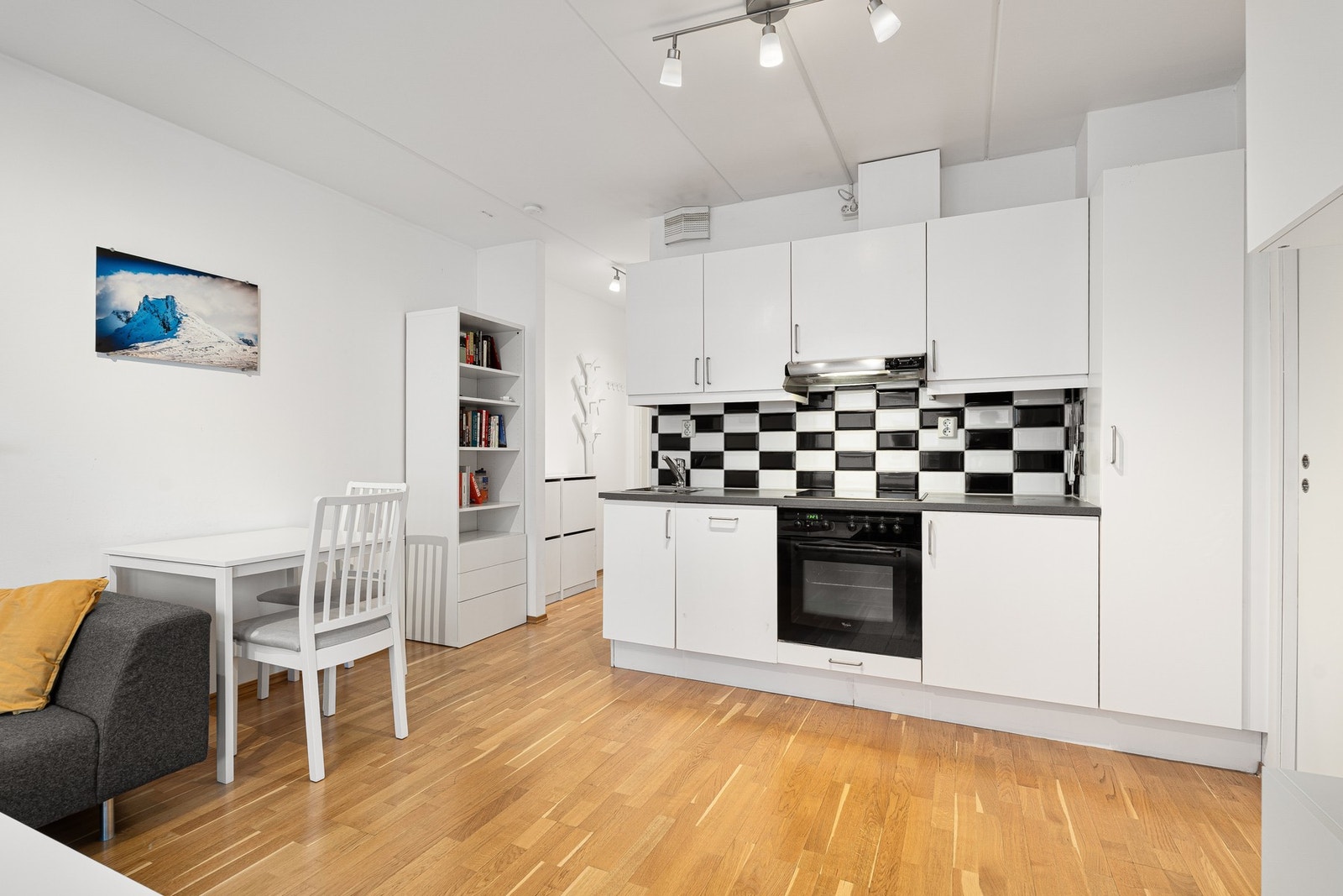 Mye inkludert i de månedlige felleskostnadene som bla. fjernvarme, TV og internett, samt kommunale avgifter. Galleribilde