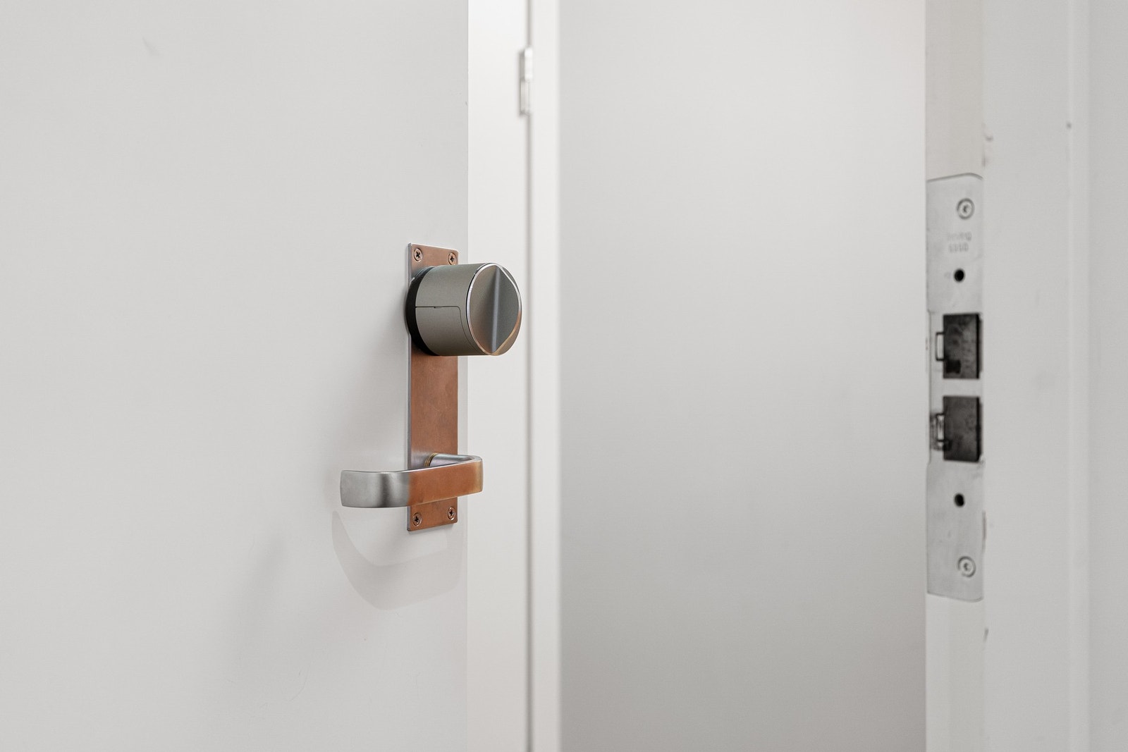 Smartstyring via app for låsing/opplåsing av leiligheten. Galleribilde