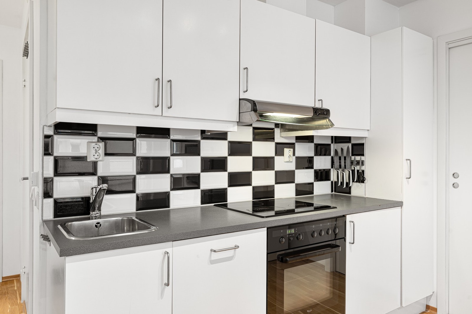 Kjøkkenet er fra byggeår (2006) og her finner du integrerte hvitevarer som kjøleskap, oppvaskmaskin, platetopp og stekeovn. Galleribilde