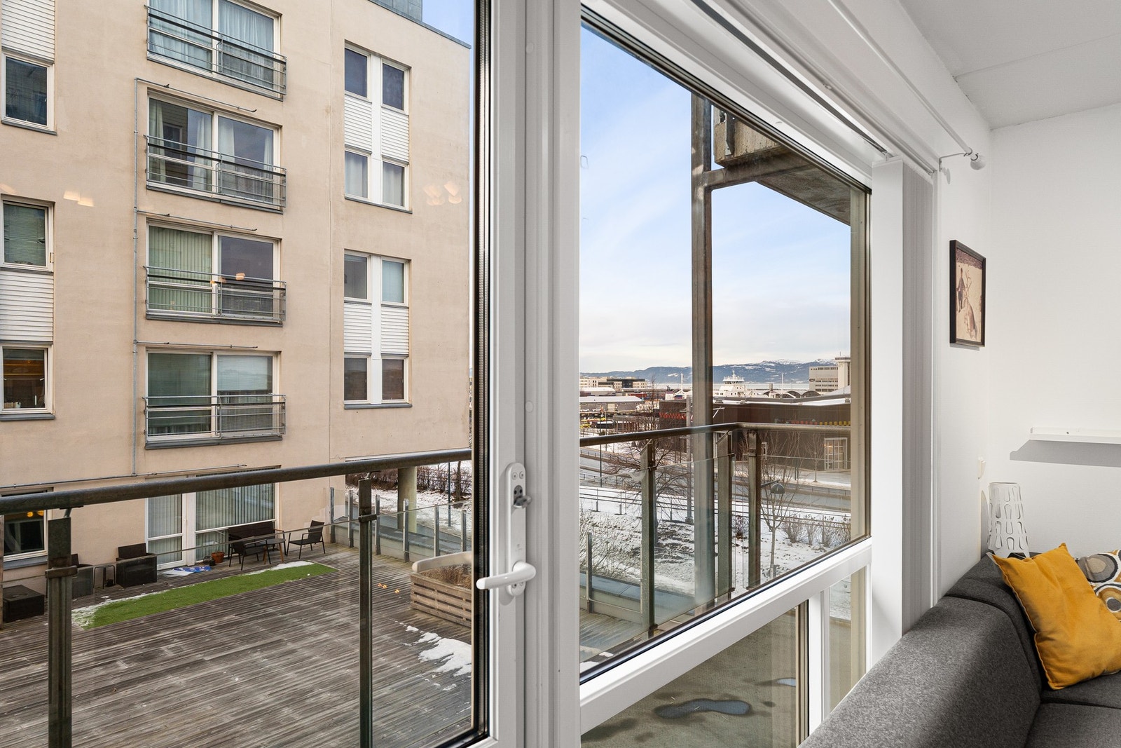 Fra stuen har du direkte utgang til balkongen. Galleribilde