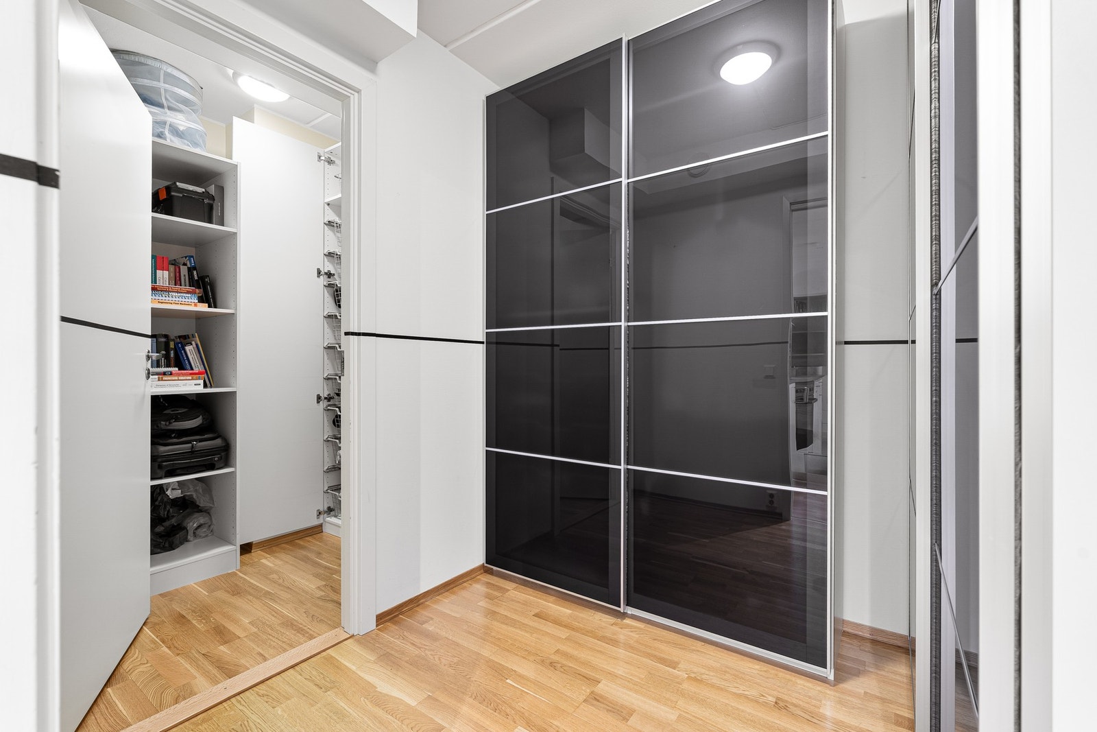 Praktisk garderobe på 5 kvadratmeter som byr på ypperlig lagringsplass. Galleribilde