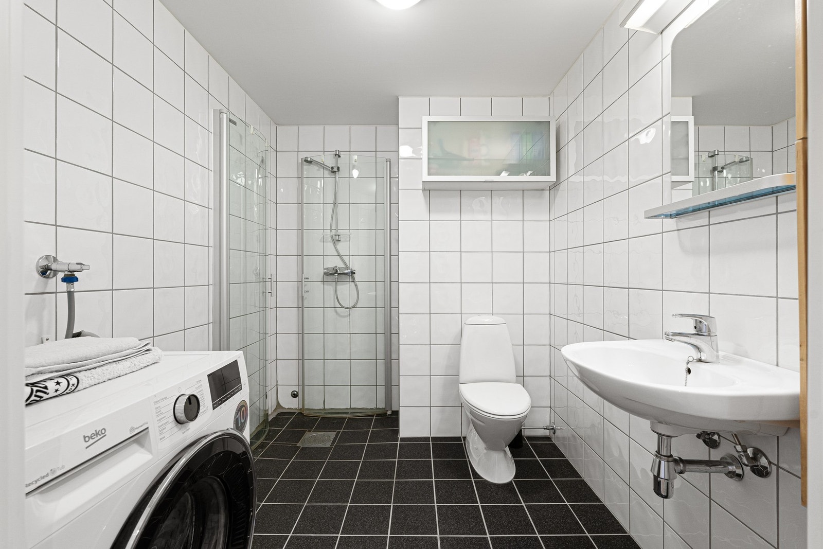 Stilrent bad fra byggeår (2006) med varmekabler i gulvet. Galleribilde