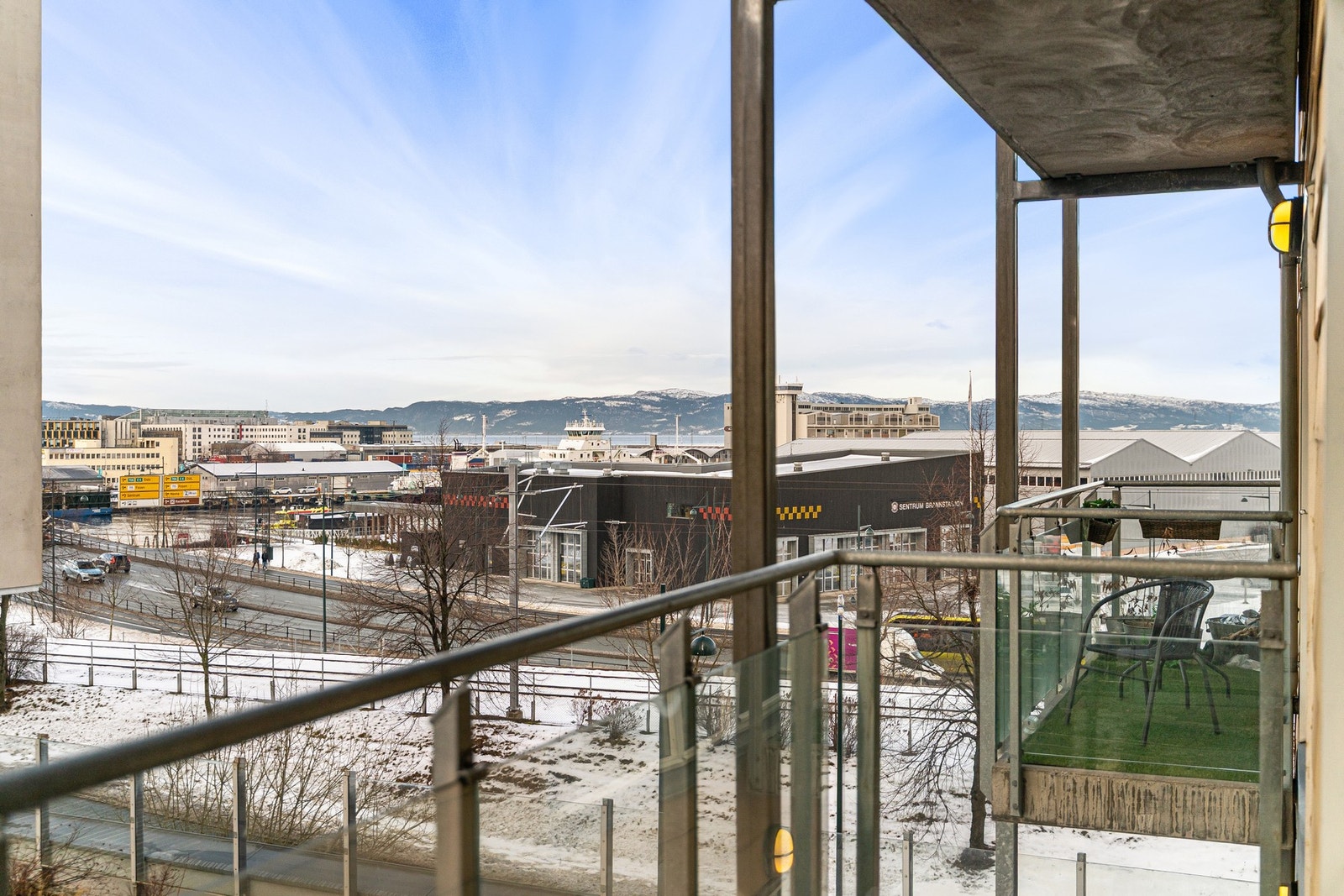 Leiligheten ligger i byggets 4.etasje og nyter en flott utsikt mot fjorden. Galleribilde