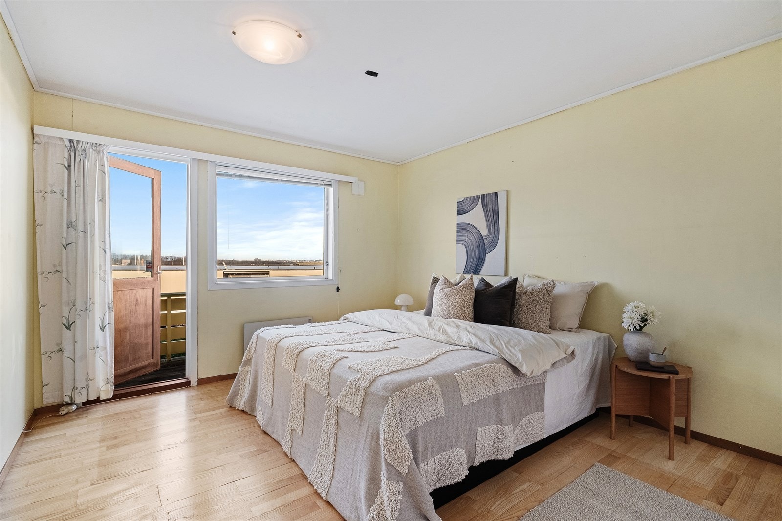 Romslig hovedsoverom med utgang til privat balkong. Rommet har store vindusflater som gir godt med naturlig lys, og gir plass til dobbeltseng og garderobeløsning. Galleribilde