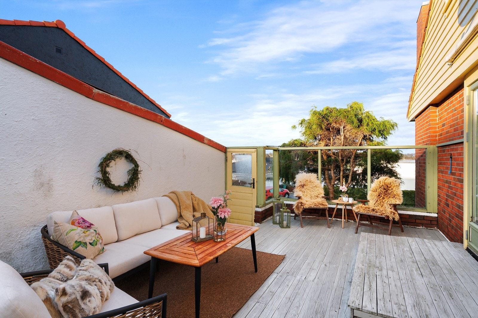 Romslig terrasse som egner seg godt til både avslapning og måltider utendørs. Galleribilde