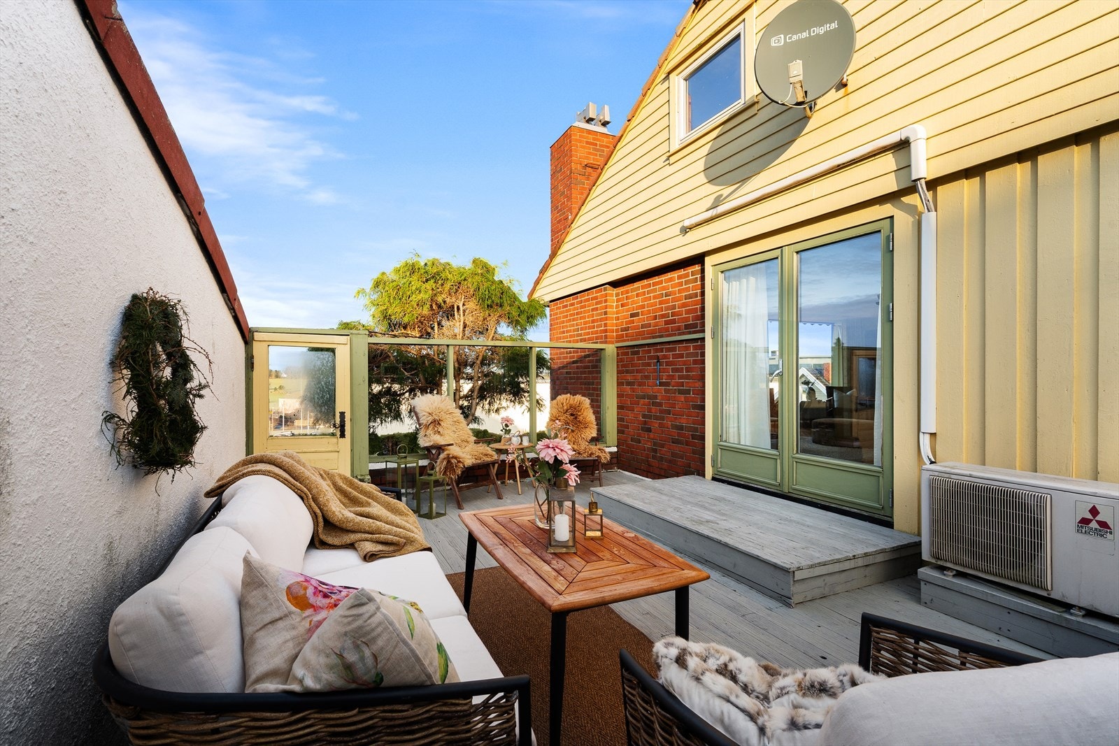 Fra terrassen har du direkte tilgang til hagen. Galleribilde