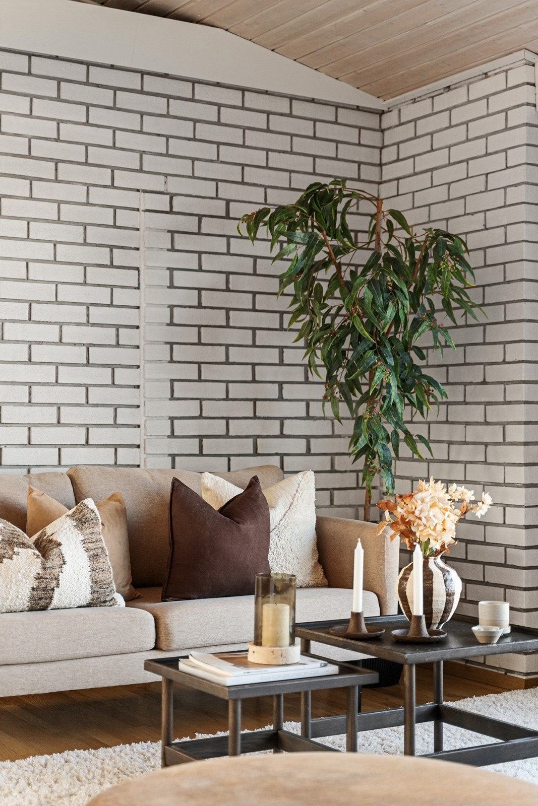 Stue med dekorativ murvegg som gir et naturlig blikkfang i rommet. Galleribilde