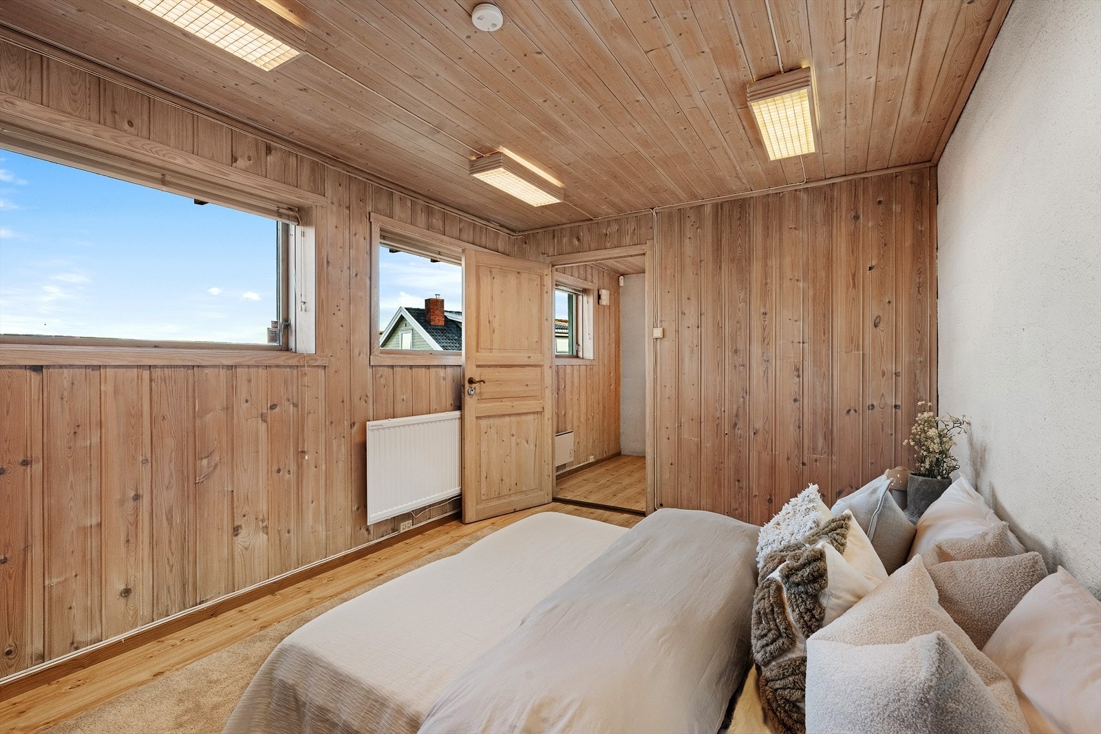 Soverom i underetasjen med god romfølelse, egnet som gjesterom, ungdomsrom eller kontor. (Ikke godkjent) Galleribilde