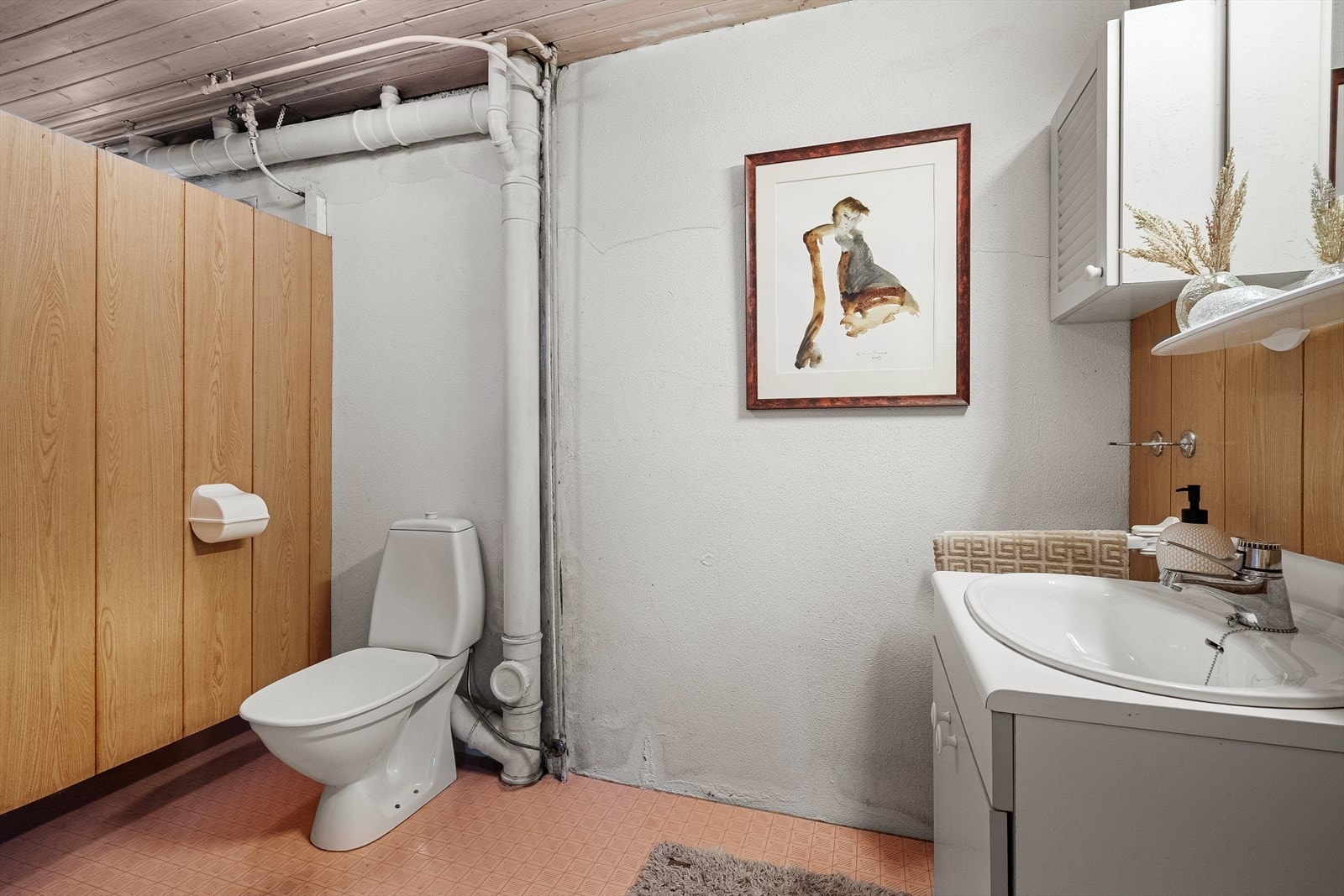 Toalettrom i underetasje med vask og oppbevaringsskap. (Ikke godkjent) Galleribilde