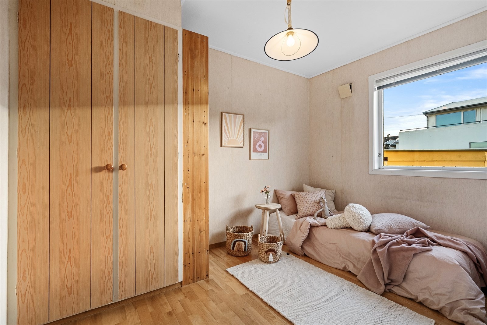 Lyst og funksjonelt soverom med god plass til seng, skrivebord eller oppbevaring. Galleribilde