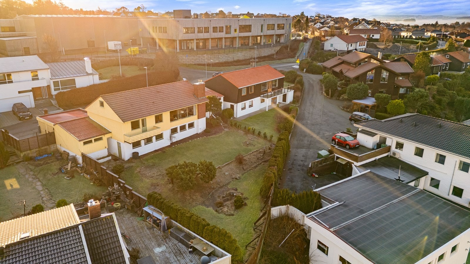 Lys og innbydende enebolig med solrik uteplass og gjennomtenkte løsninger. Galleribilde