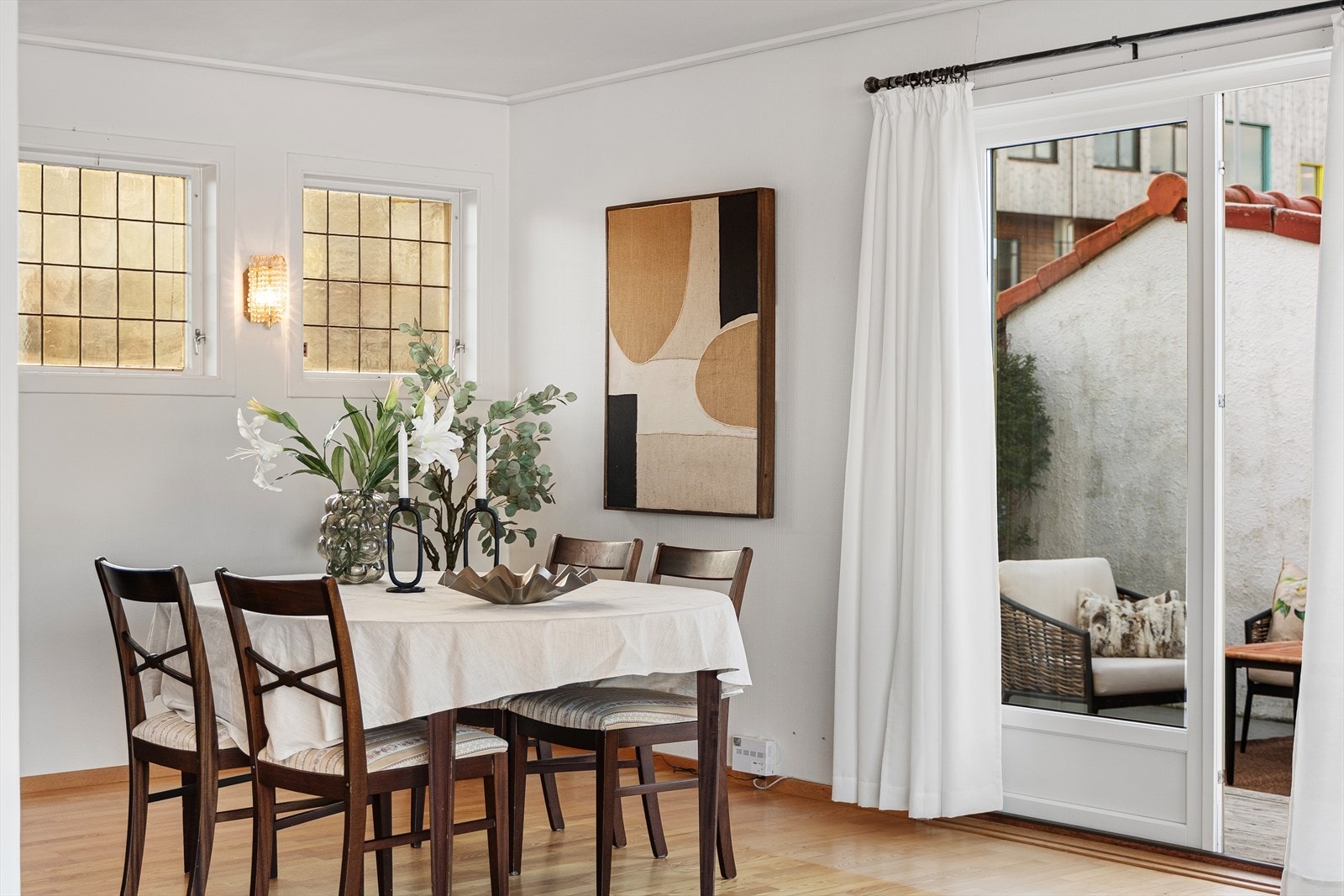 Spisestuen har utgang til terrasse som forlenger oppholdsrommet i sommerhalvåret. Galleribilde
