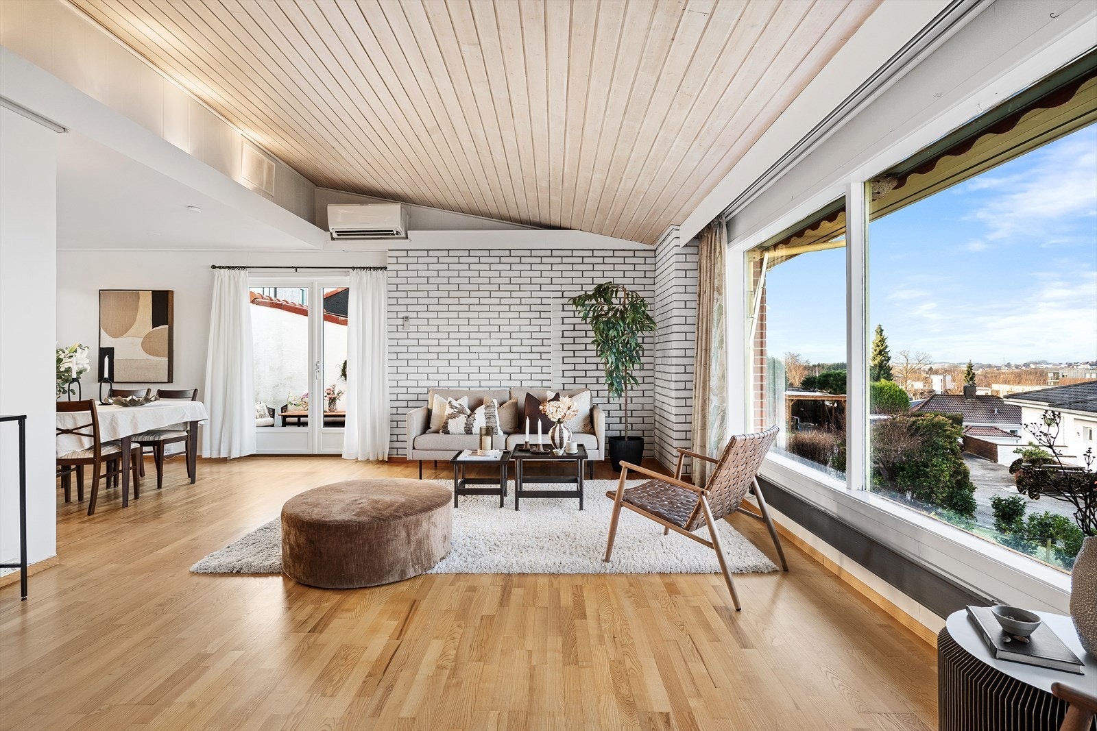 Romslig stue med naturlige soner for både sofagruppe og spiseplass. Galleribilde