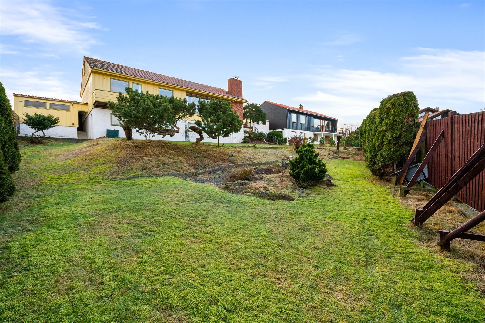 Stor, opparbeidet hage med gode solforhold og plass til lek og utemøbler. Galleribilde