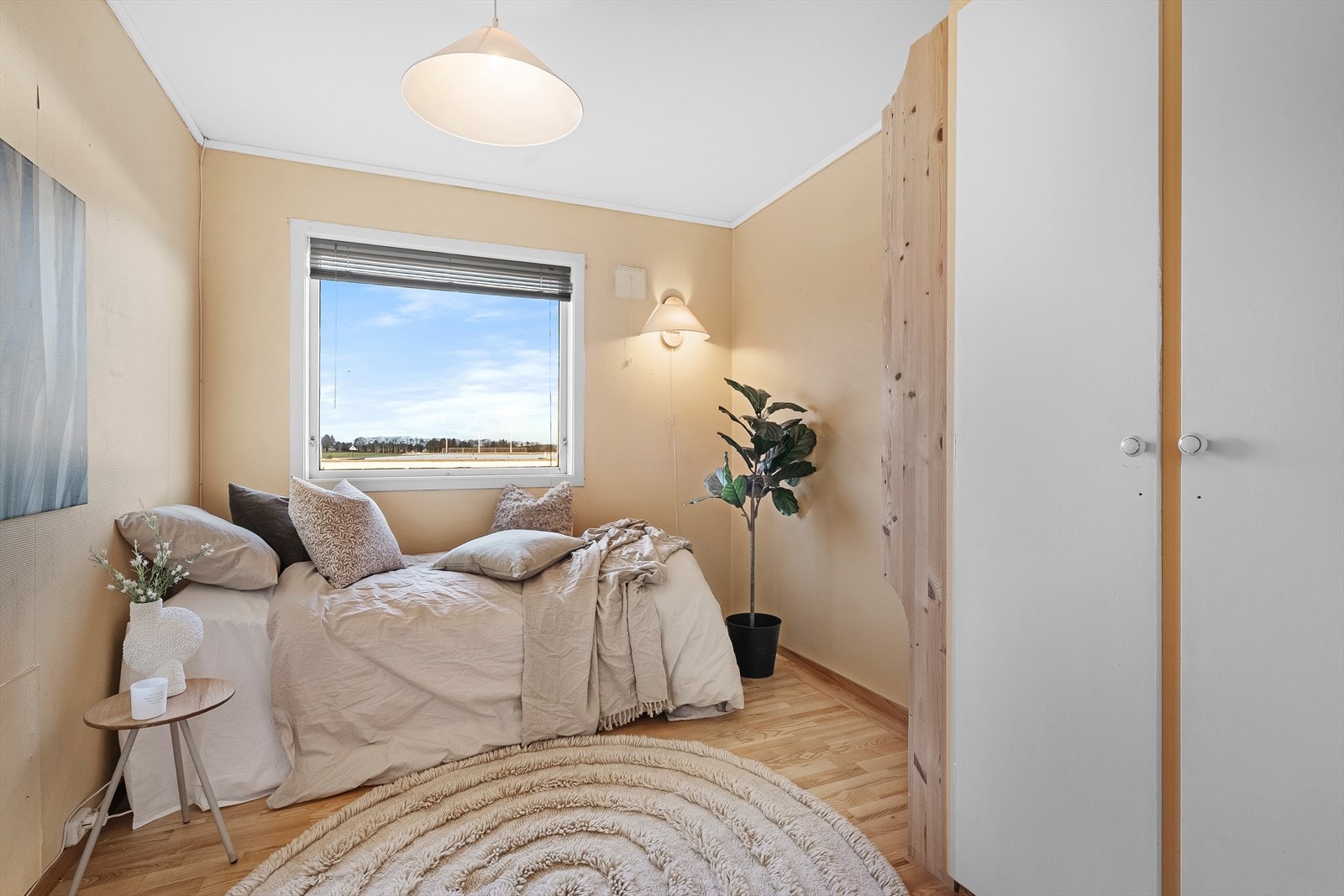 Ekstra soverom med god romfølelse, egnet som barnerom, gjesterom eller kontor. Rommet har naturlig lysinnslipp og gir mulighet for fleksibel innredning. Galleribilde