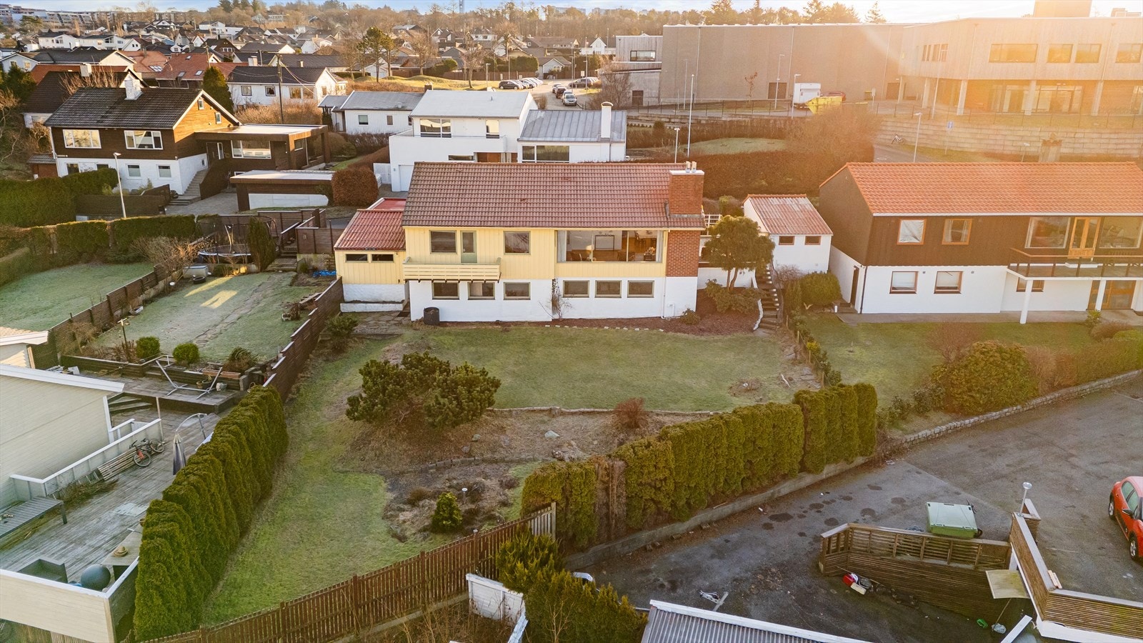 Kjekk bolig og uteområde i et svært ettertraktet område. Galleribilde
