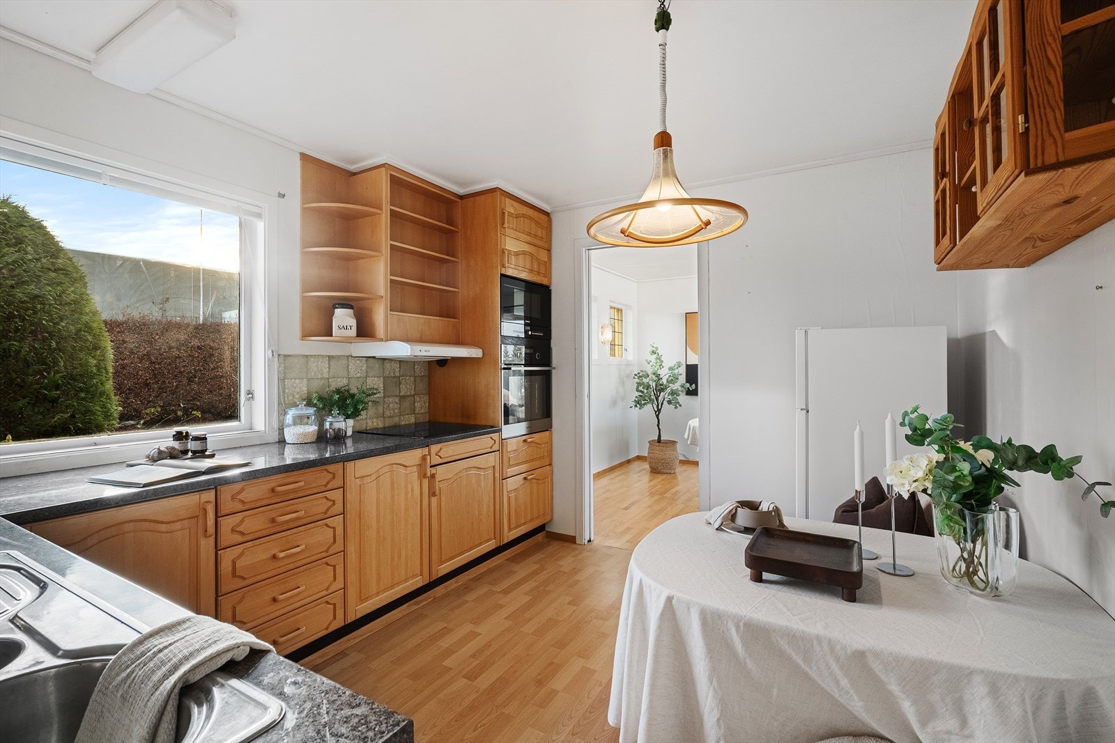 Romslig kjøkken med mye skapplass og fint naturlig lys. Innredning med profilerte fronter og laminat benkeplate. Galleribilde