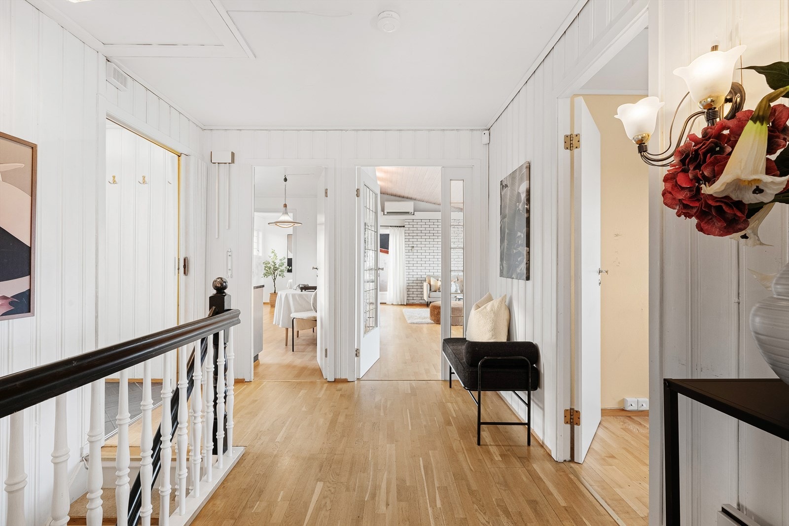 Lys og innbydende gang som fører videre inn i hjemmet. Galleribilde