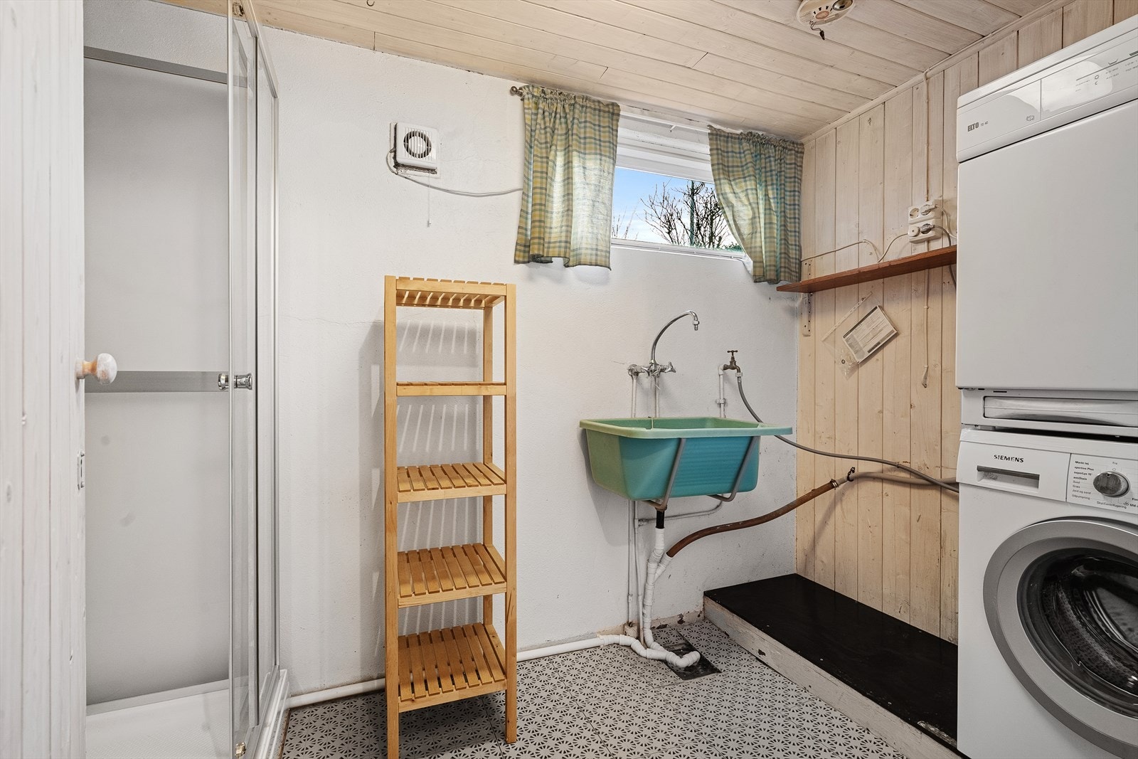 Badet er kombinert med vaskerom for enkel hverdag. (Ikke Godkjent) Galleribilde