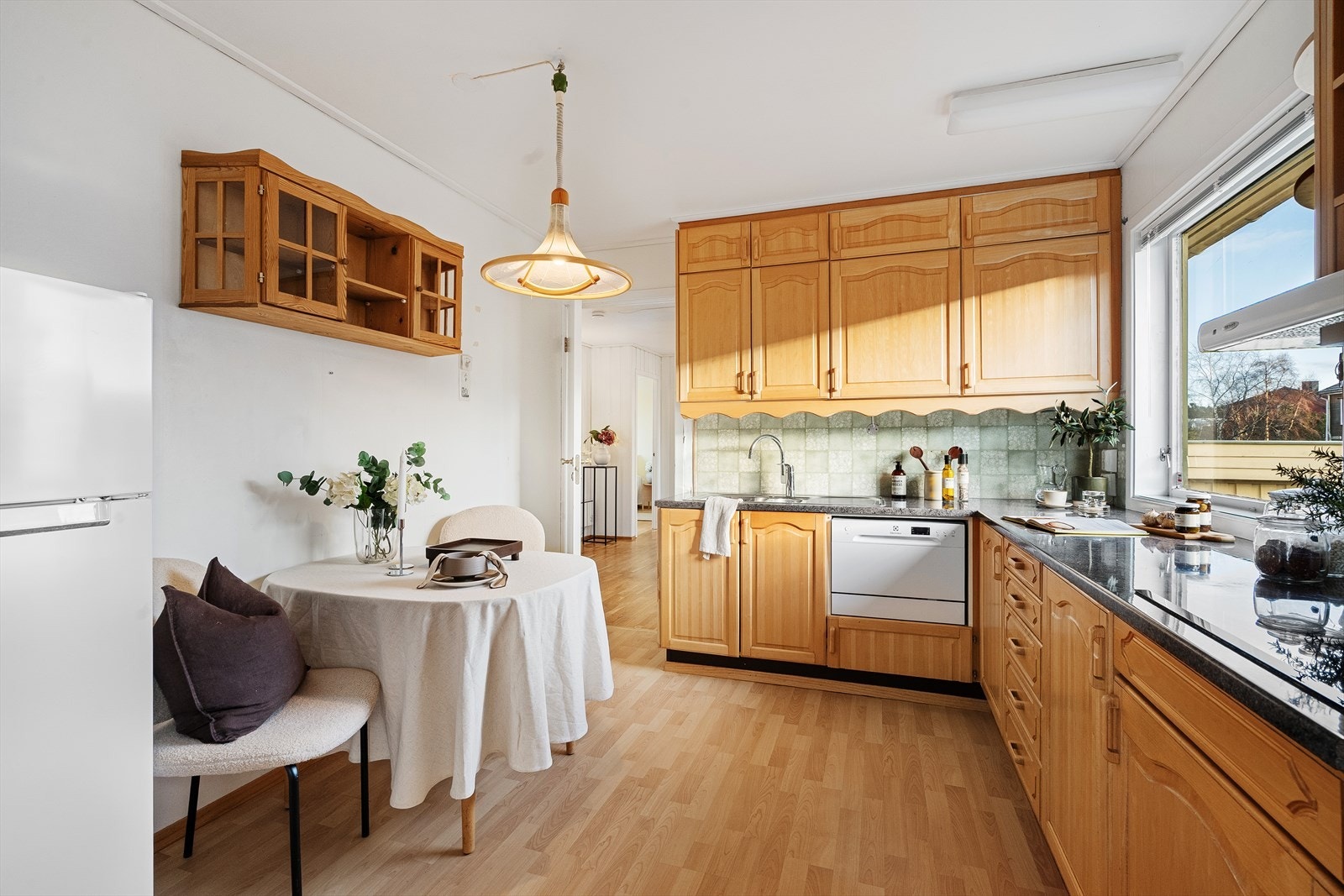 Kjøkkenet har tilkomst både fra gang og spisestue, noe som gir en funksjonell planløsning. Galleribilde