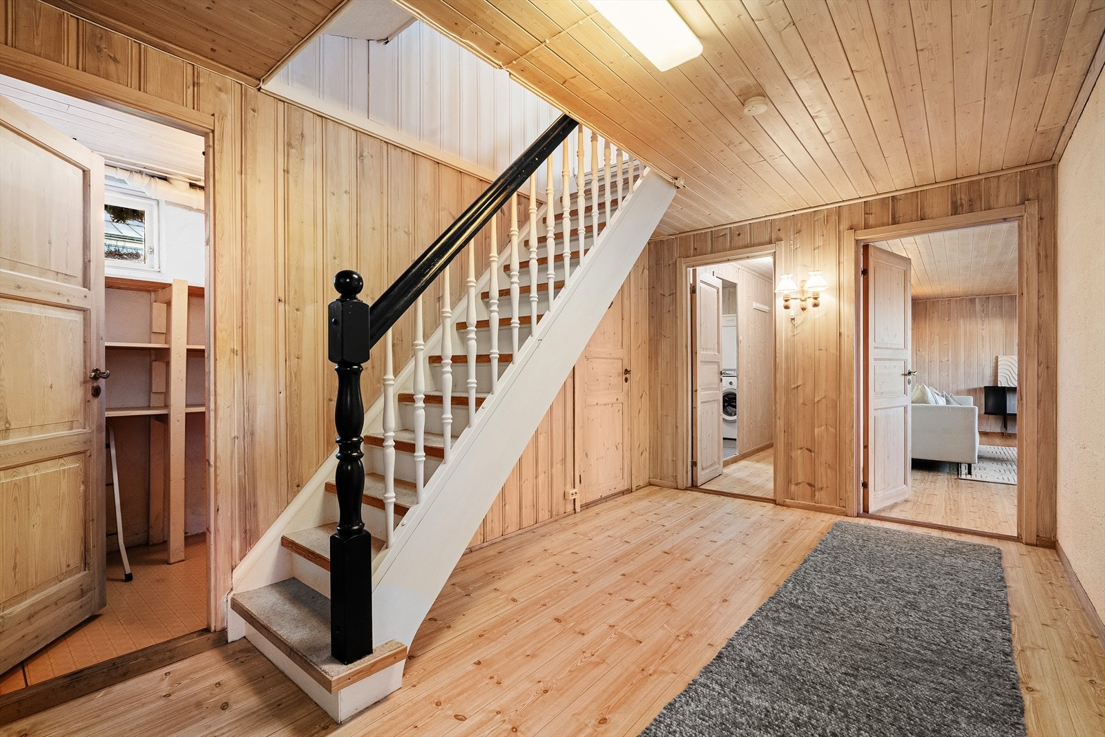 Fra gangen ledes du ned trappen til underetasjen. Galleribilde