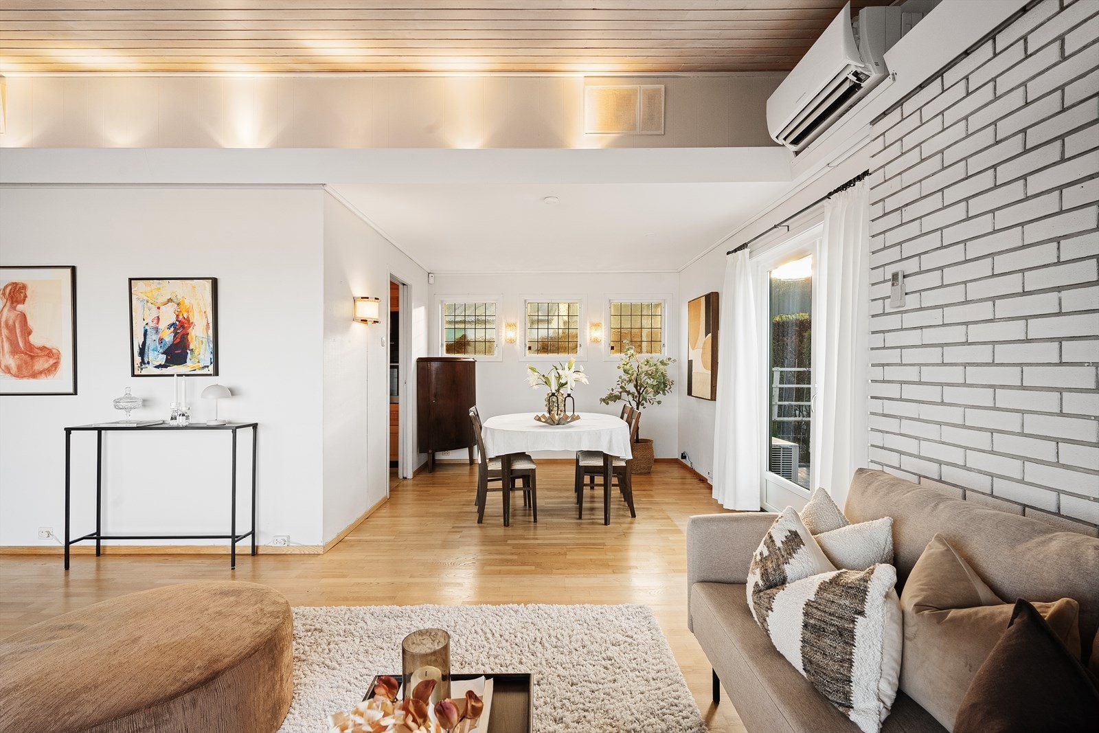 Spisestue i åpen forbindelse med stue, med direkte adkomst videre til kjøkken. Galleribilde