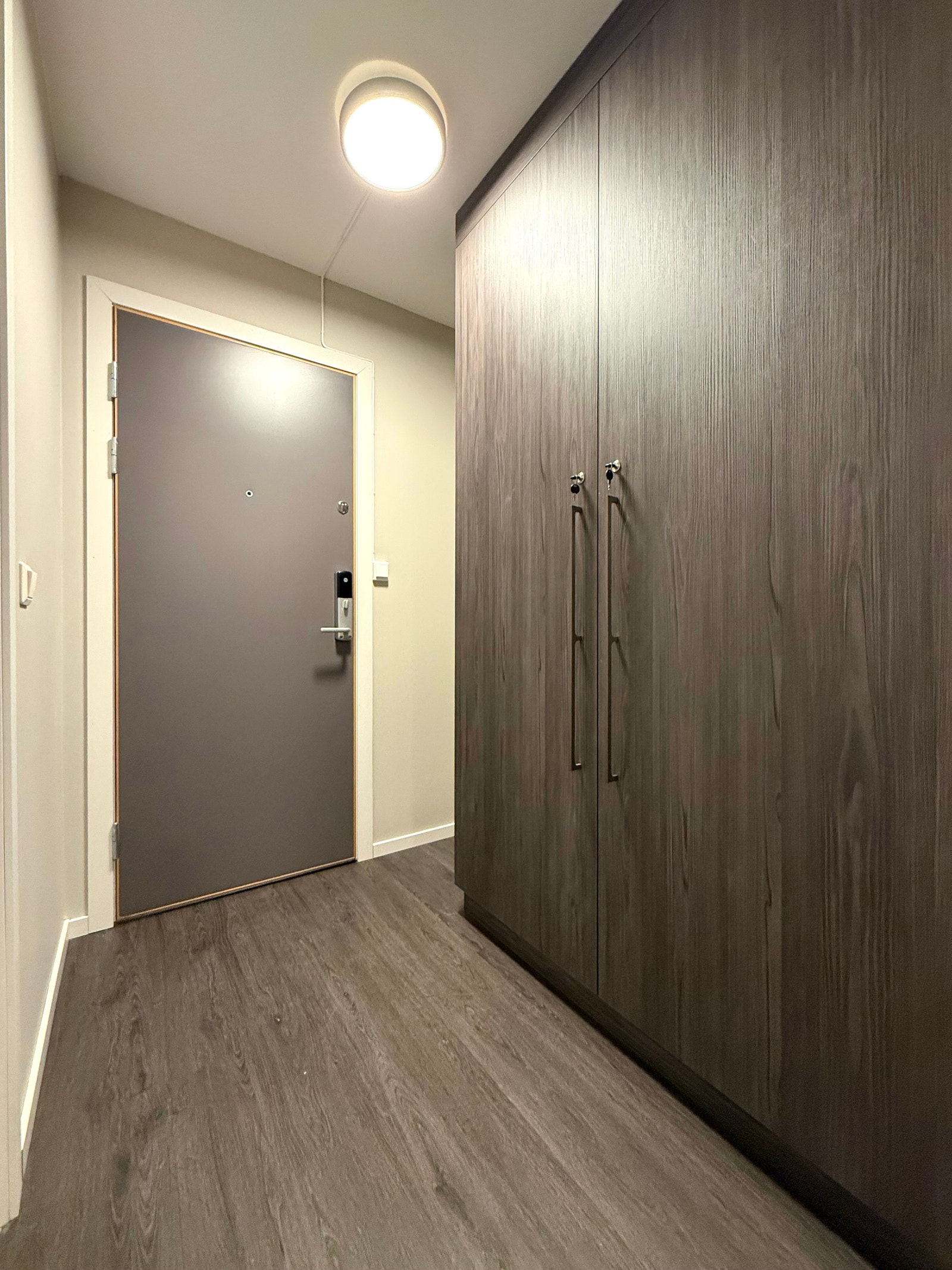 Entré med store garderobeskap f Galleribilde