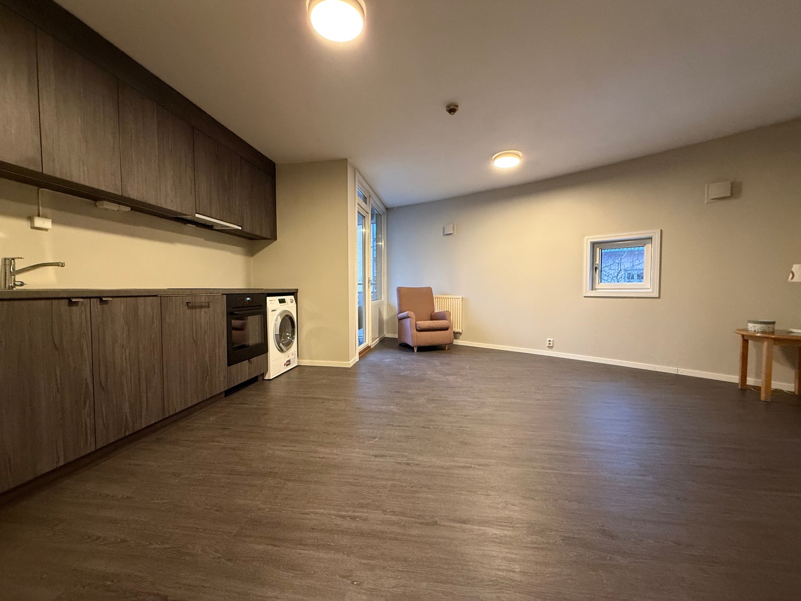 Romslig stue med åpen kjøkkenløsning. Hvitevarer er inkludert. Galleribilde