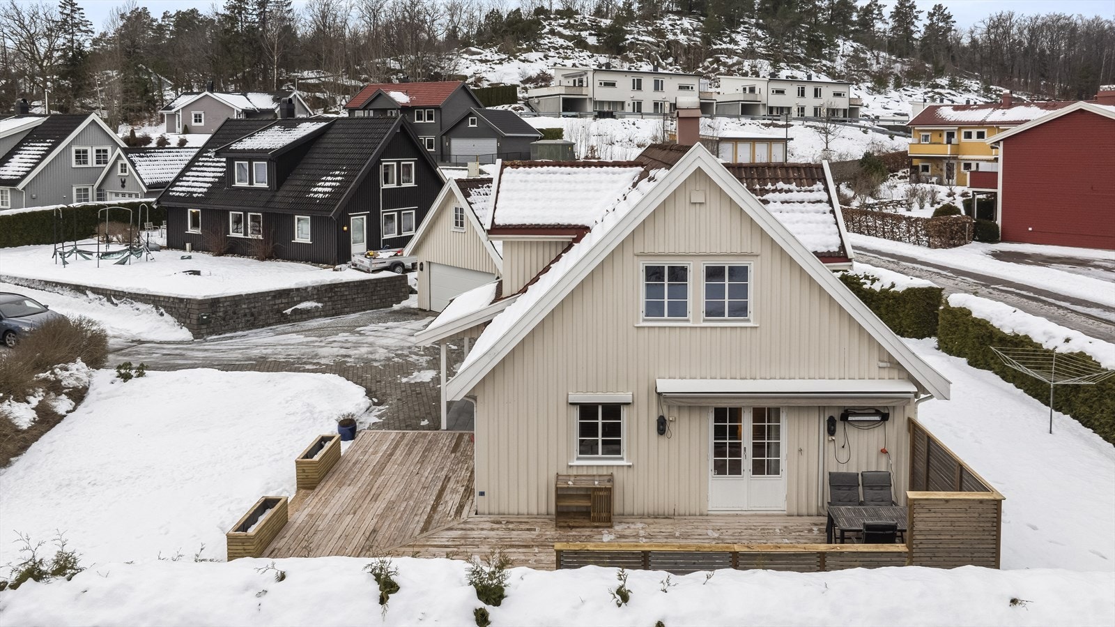 Innenfor gang- og sykkelavstand finner du dagligvarebutikker, barnehager, skoler og øvrige tilbud, samtidig som området byr på flotte tur - og rekreasjonsmuligheter i nærliggende skog og mark - perfekt for både store og små. Galleribilde
