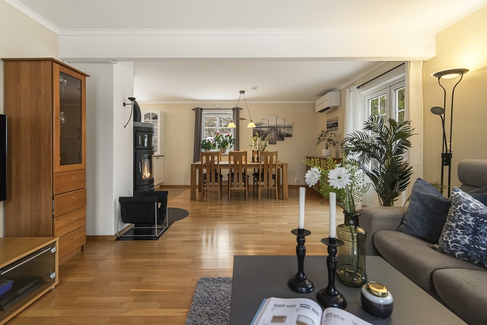 Stuen har vedovn som bidrar til både hygge og god varme. Galleribilde