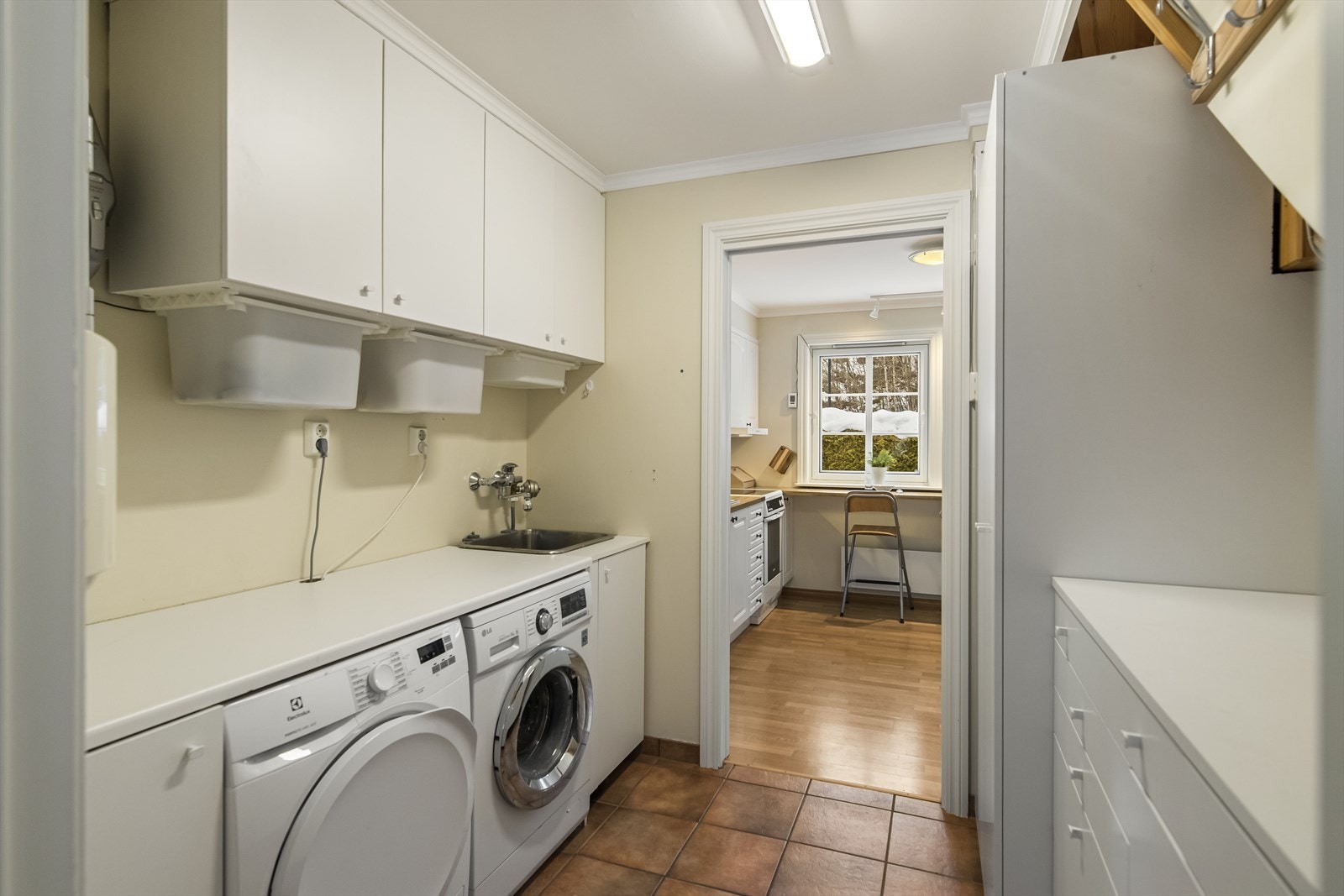 Vaskerommet har utslagsvask, opplegg for både vaskemaskin og tørketrommel. Galleribilde