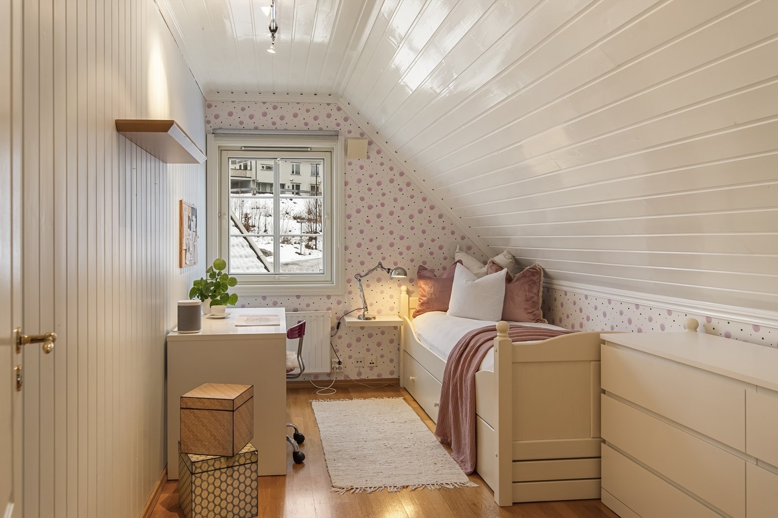 Soverom nr 2 passer perfekt som barnerom. Her er plass til seng og oppbevaring Galleribilde