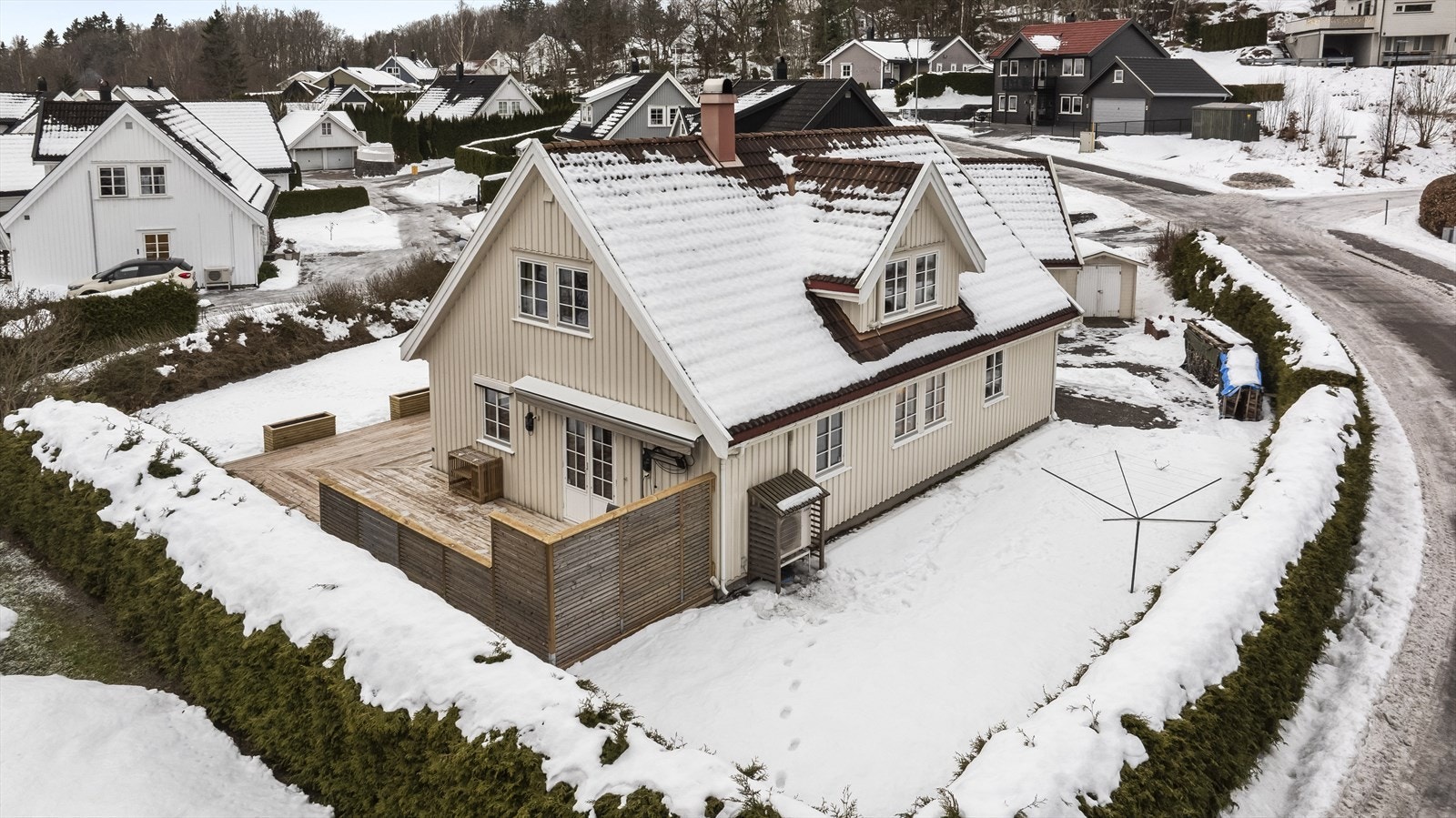 Boligen ligger kun ca. 8 km fra Tønsberg sentrum, med enkel adkomst til byens rike tilbud av butikker, restauranter, kultur og kollektivtransport. Galleribilde