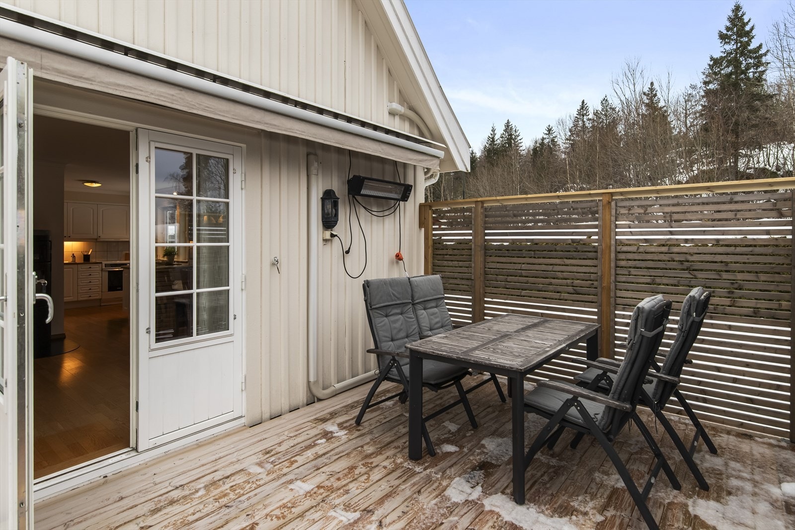 Her er det god plass til hagemøbler og flere soner. Galleribilde