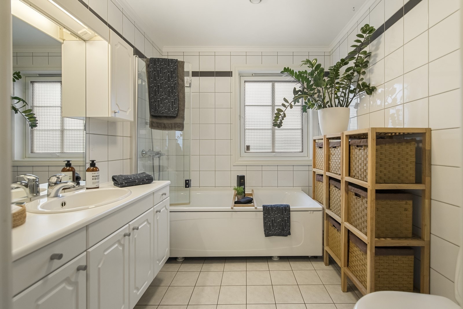 Badet er helflist, det ble lagt nytt gulv i 2016 ellers er badet fra byggeår. Galleribilde