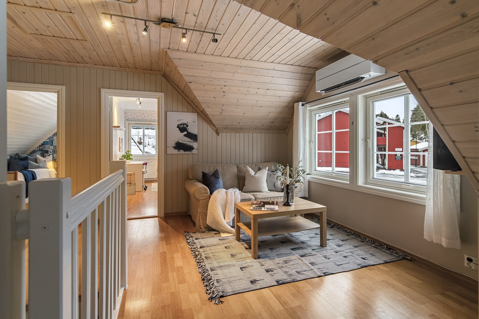 Lofsstuen har plass til sofa, her er det også to store vinduer som gir godt med lysinnslipp i stuen. Galleribilde