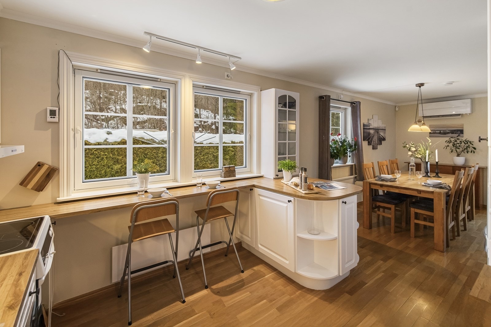 Under vinduet på kjøkkenet har man praktisk sitteplass til travle frokoster eller om man ønsker å holde kokken med selskap. Galleribilde